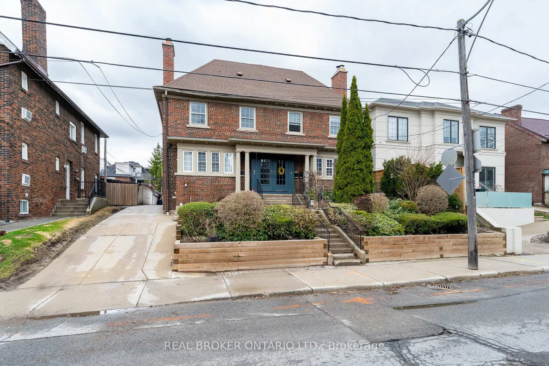 Front of Unit 3, 462 Oriole Parkway