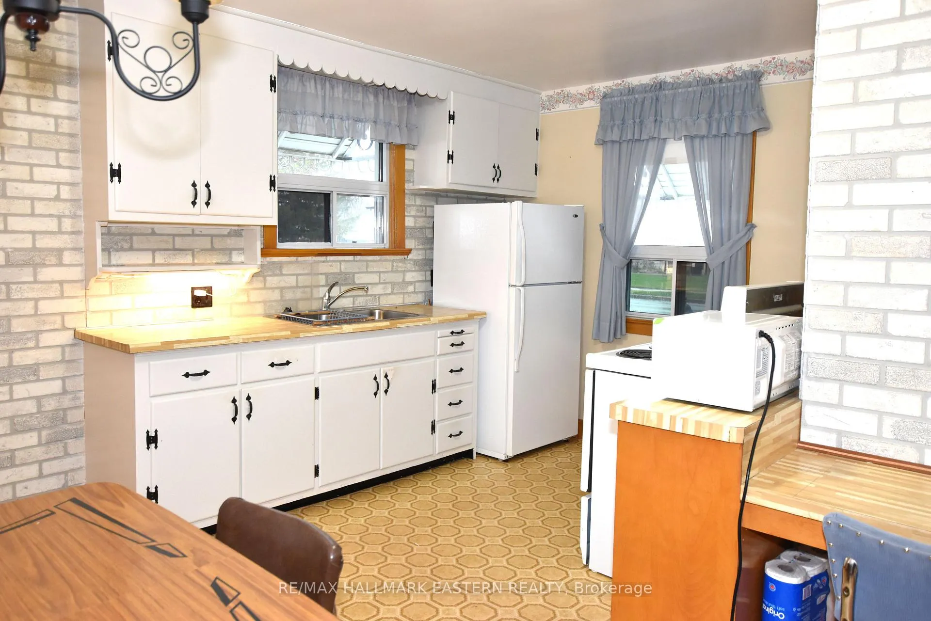 Photo 3 of 630 Cameron Street, Peterborough, Otonabee Ward 1 — HOMEH