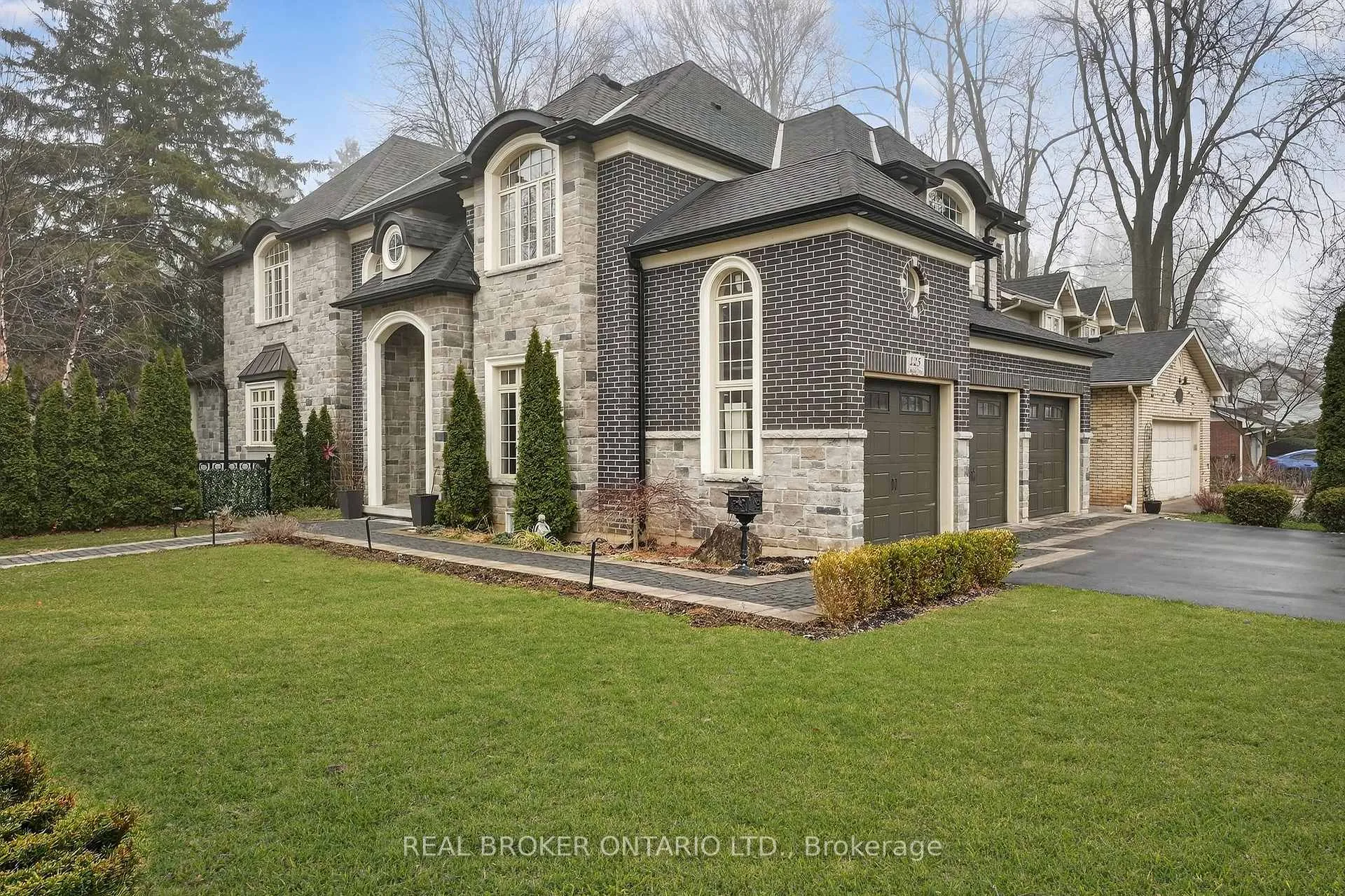Photo 2 of 125 Central Drive, Hamilton, Ancaster — HOMEH