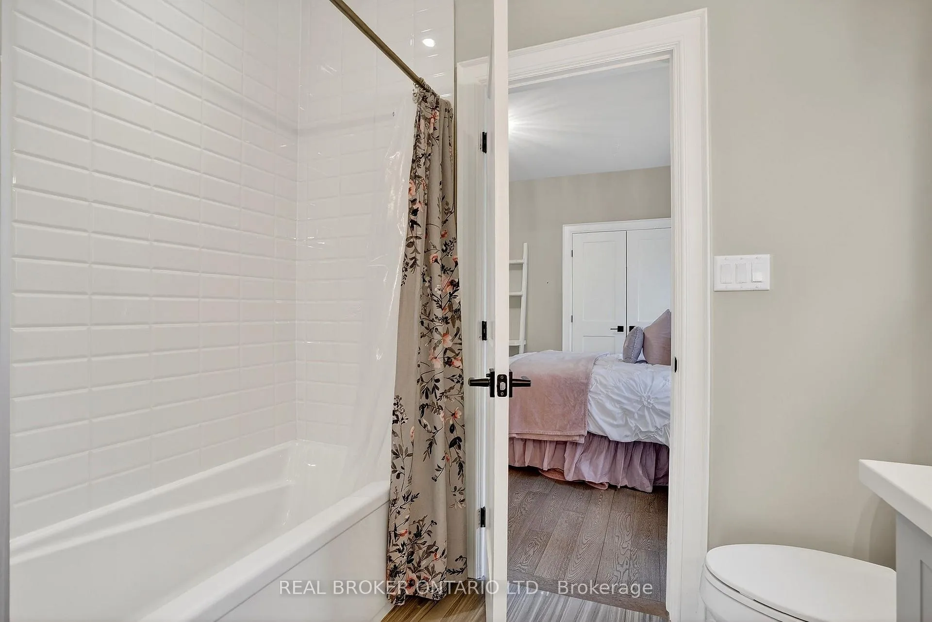 Photo 29 of 125 Central Drive, Hamilton, Ancaster — HOMEH