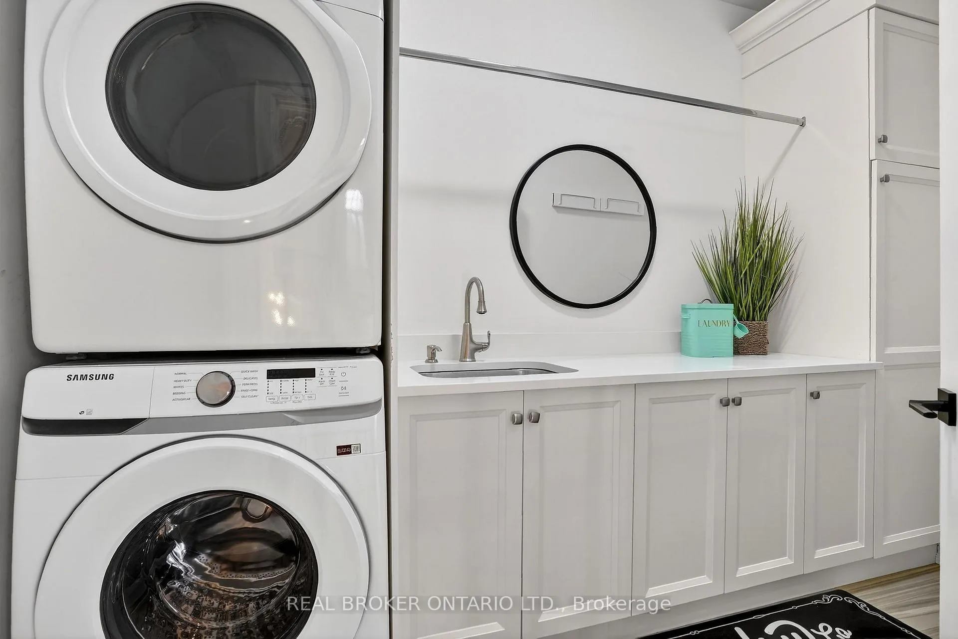 Photo 33 of 125 Central Drive, Hamilton, Ancaster — HOMEH