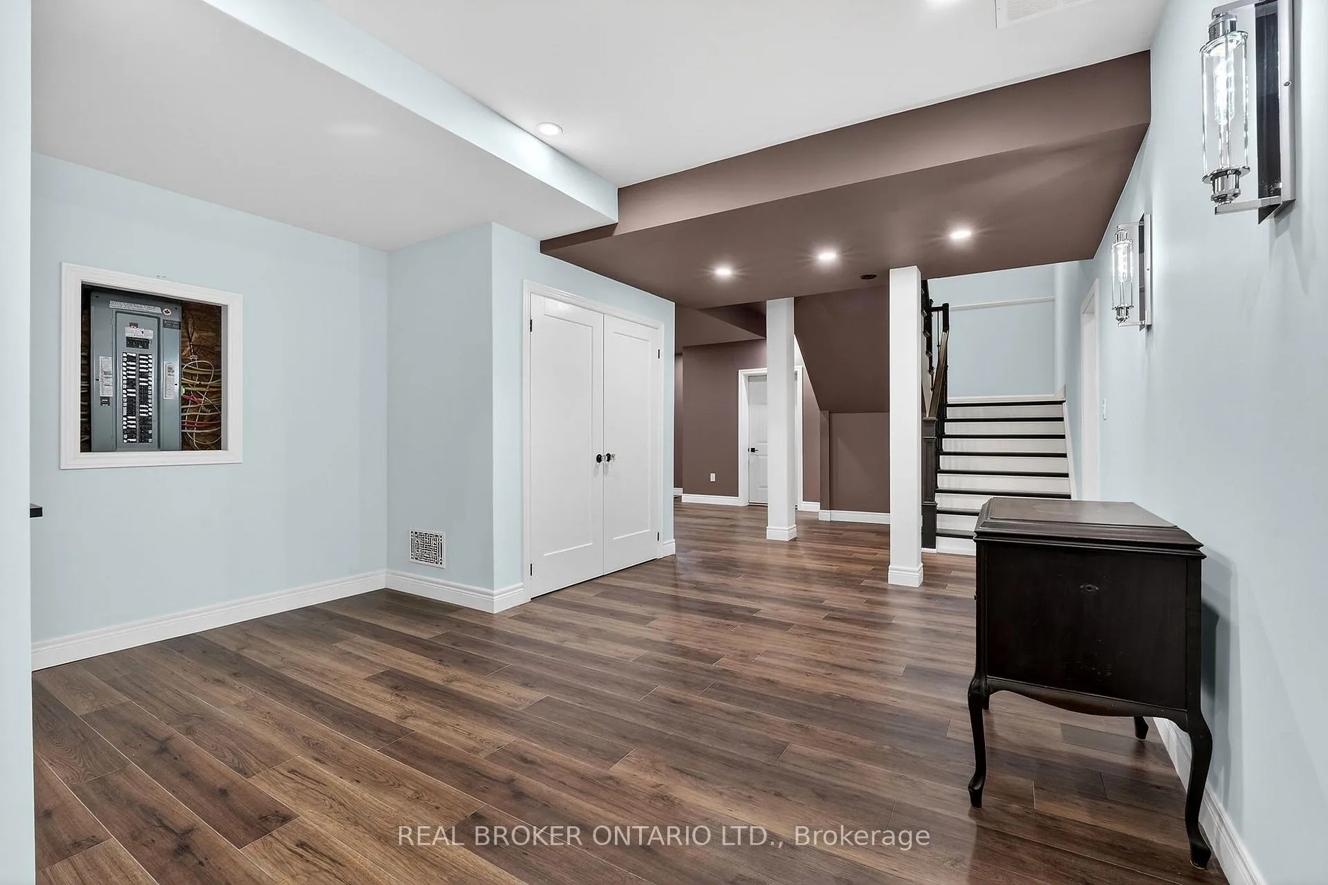 Photo 38 of 125 Central Drive, Hamilton, Ancaster — HOMEH