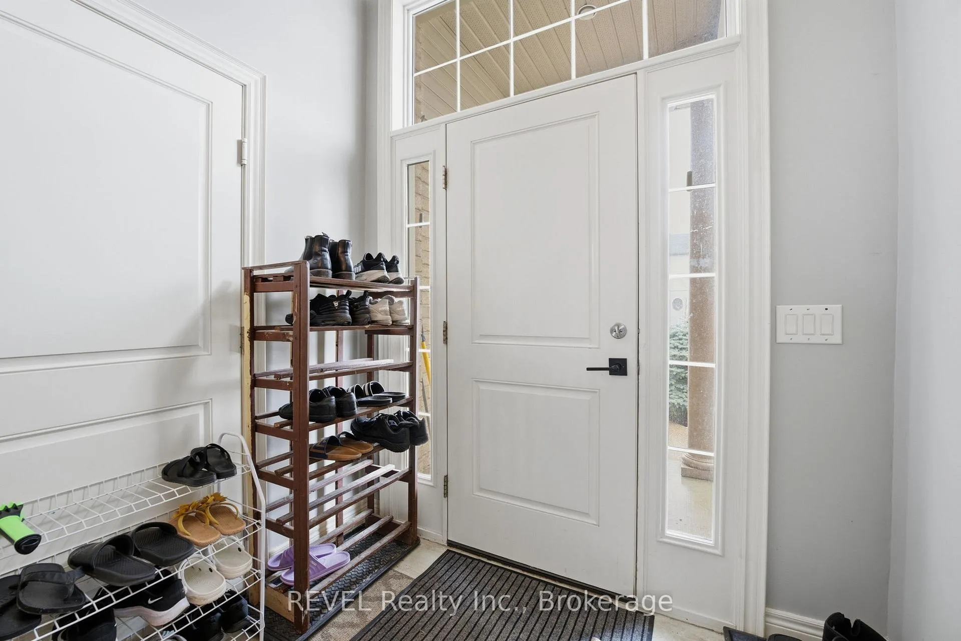 Photo 5 of 8846 Angie Drive, Niagara Falls, Forestview — HOMEH