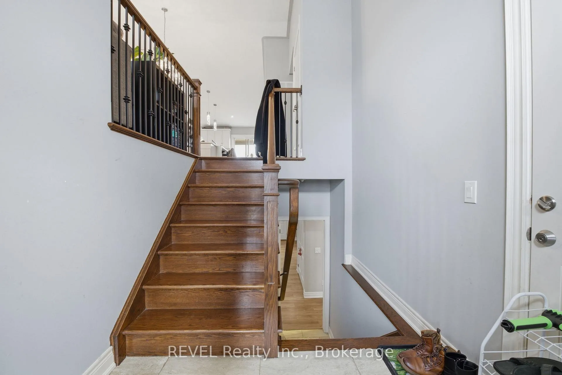 Photo 6 of 8846 Angie Drive, Niagara Falls, Forestview — HOMEH