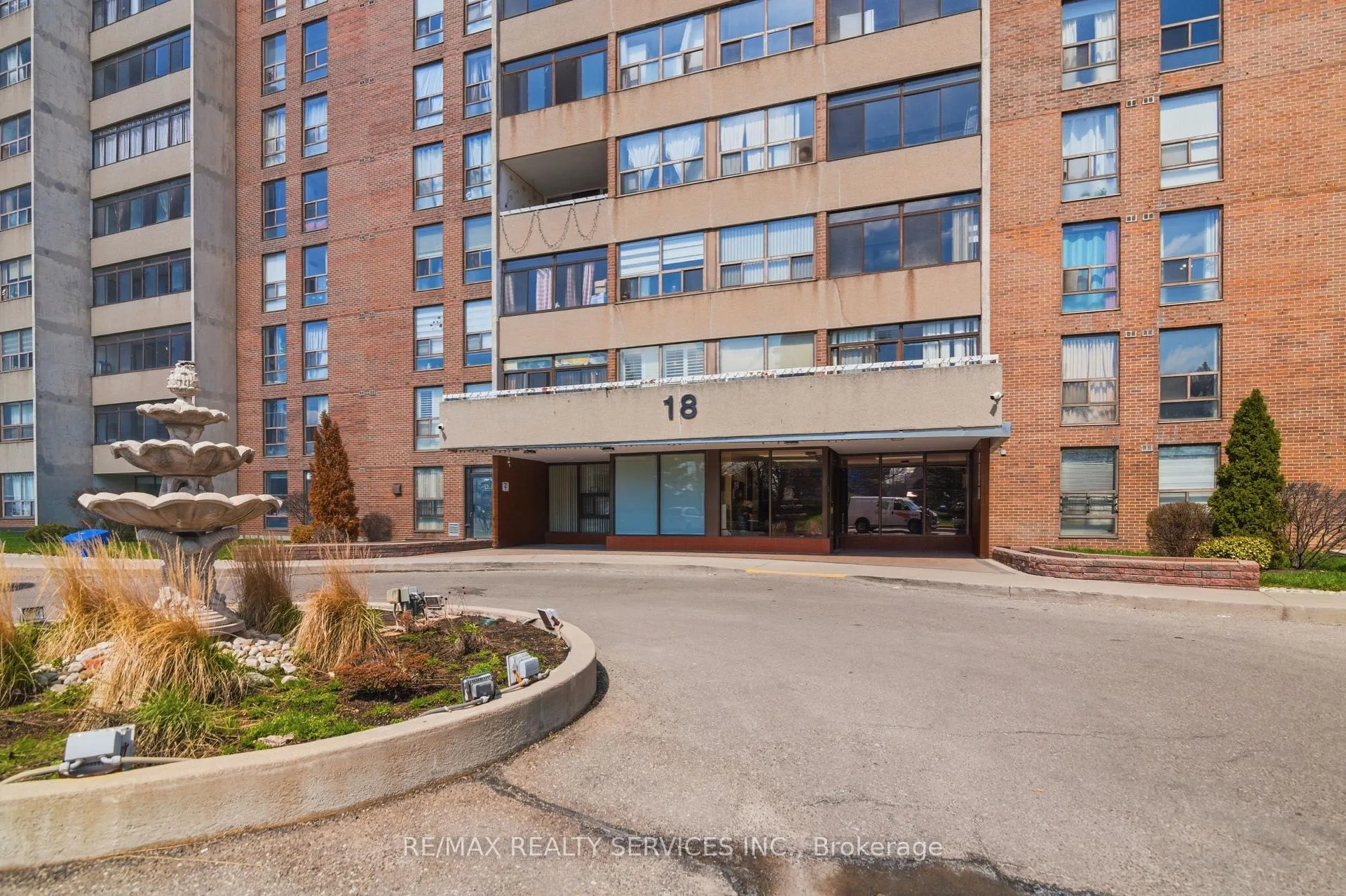 Photo 3 of Unit 304, 18 Knightsbridge Road, Brampton, Queen Street Corridor — HOMEH