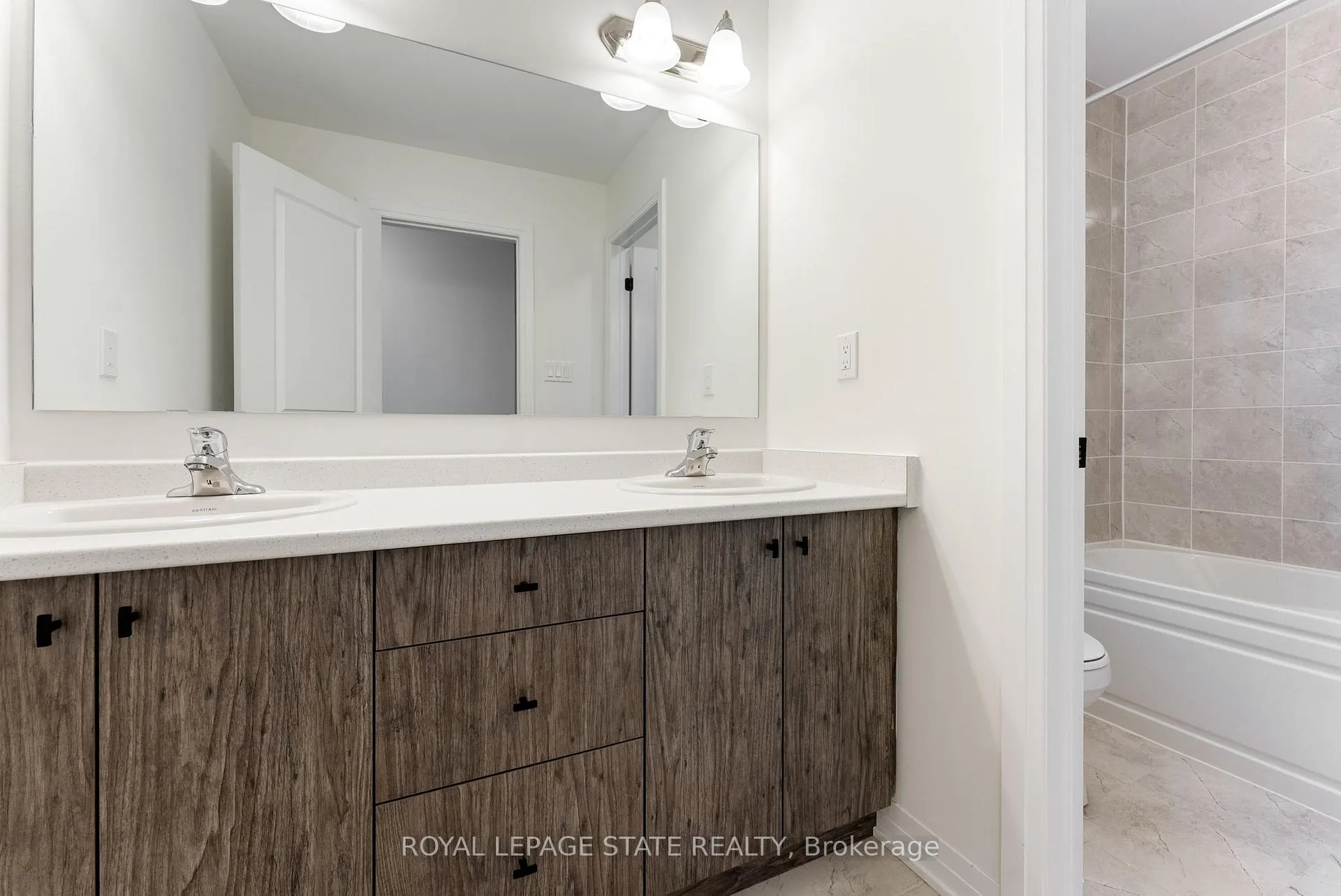 Photo 26 of 27 Blain Drive, Hamilton, Binbrook — HOMEH