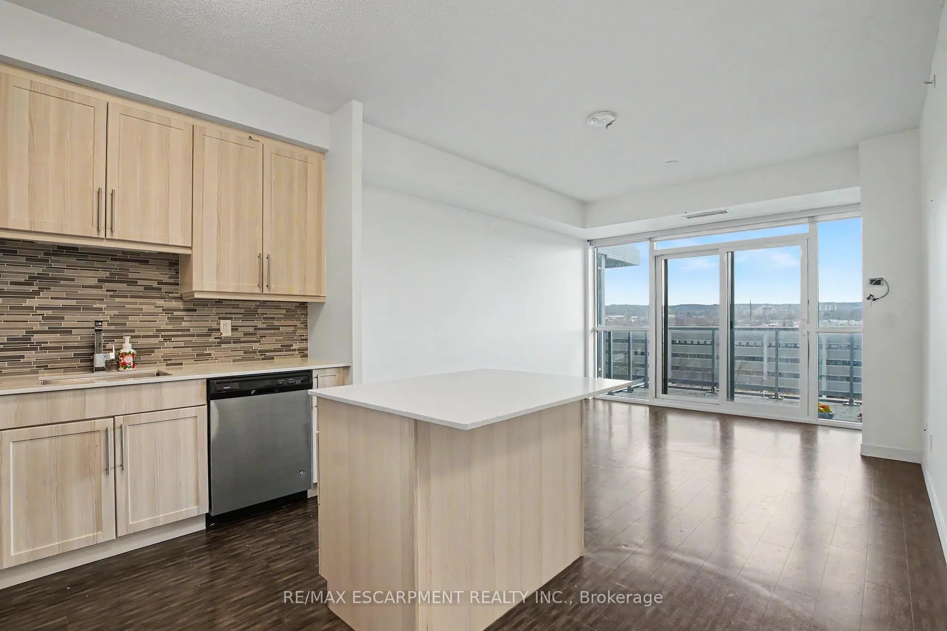 Photo 6 of Unit 703, 2081 Fairview Street, Burlington, Freeman — HOMEH