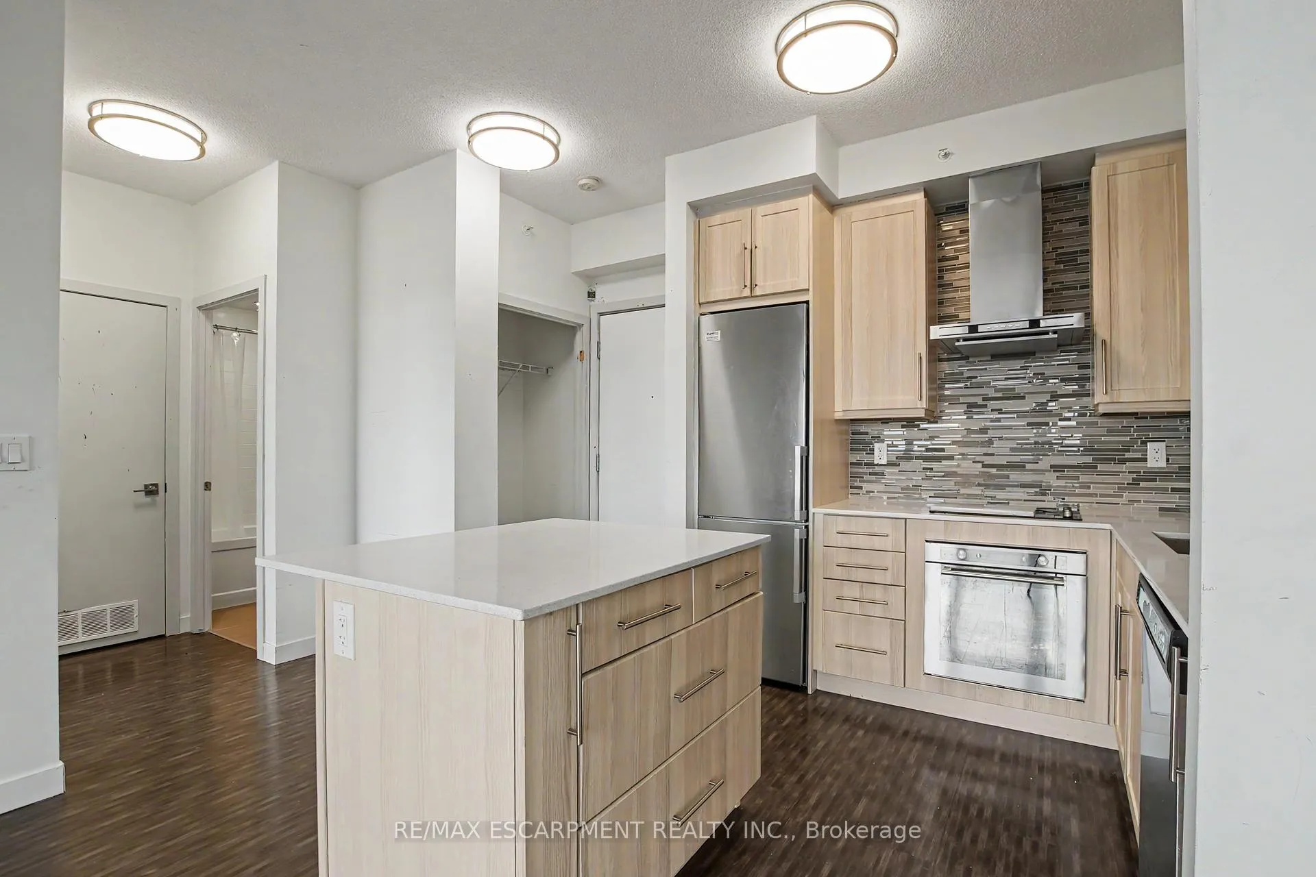 Photo 8 of Unit 703, 2081 Fairview Street, Burlington, Freeman — HOMEH