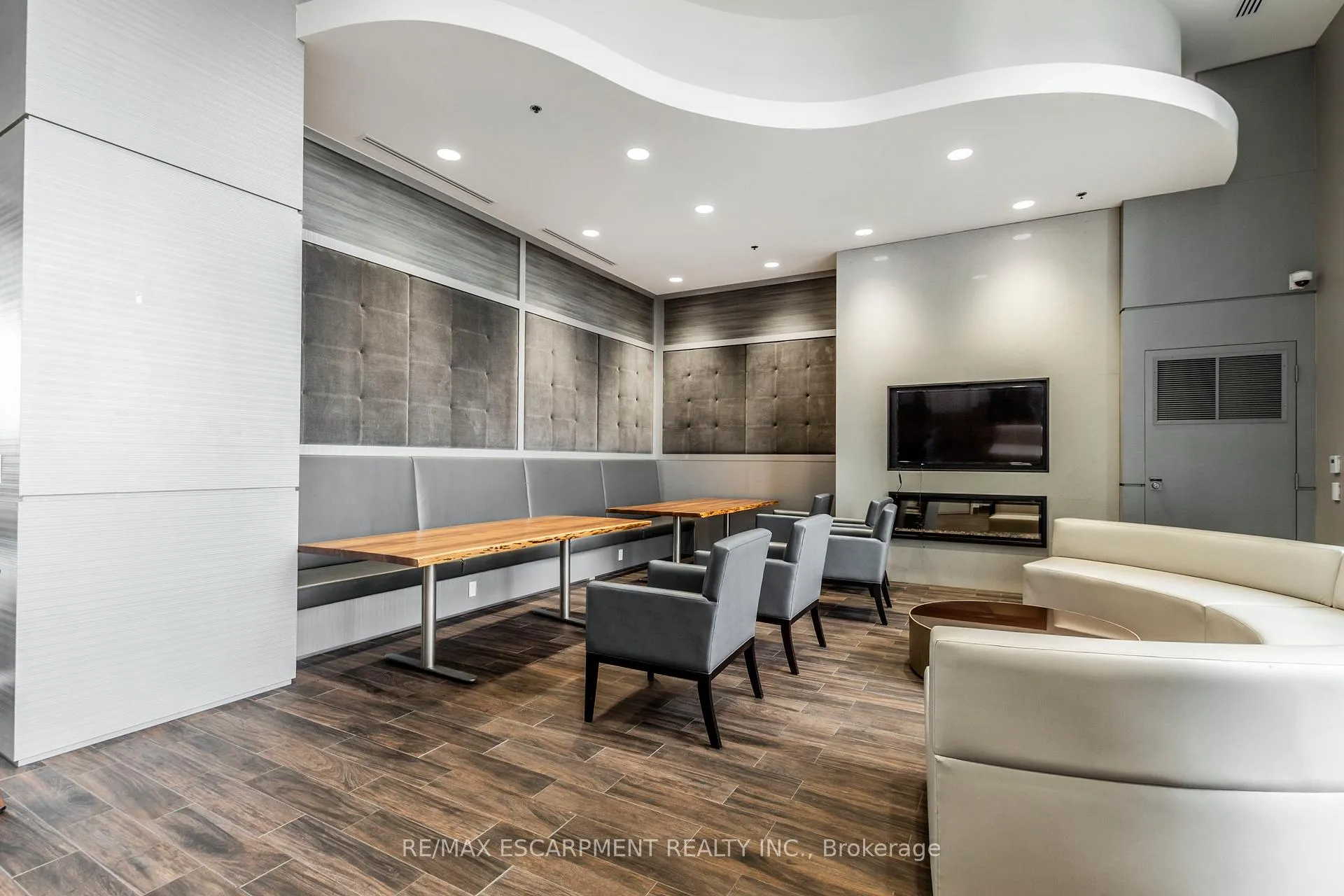 Photo 23 of Unit 703, 2081 Fairview Street, Burlington, Freeman — HOMEH