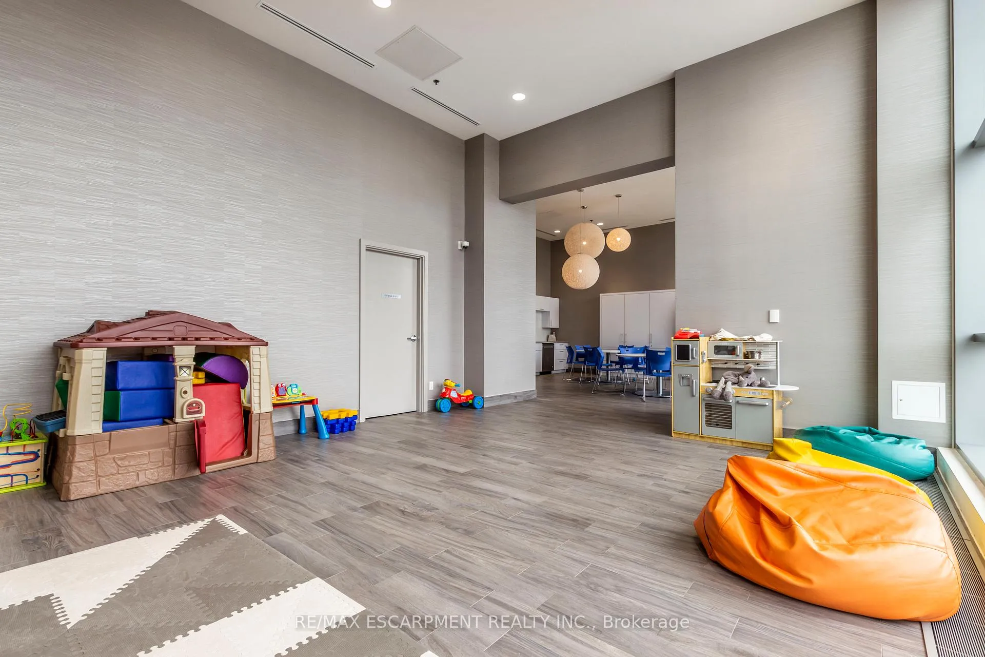 Photo 27 of Unit 703, 2081 Fairview Street, Burlington, Freeman — HOMEH