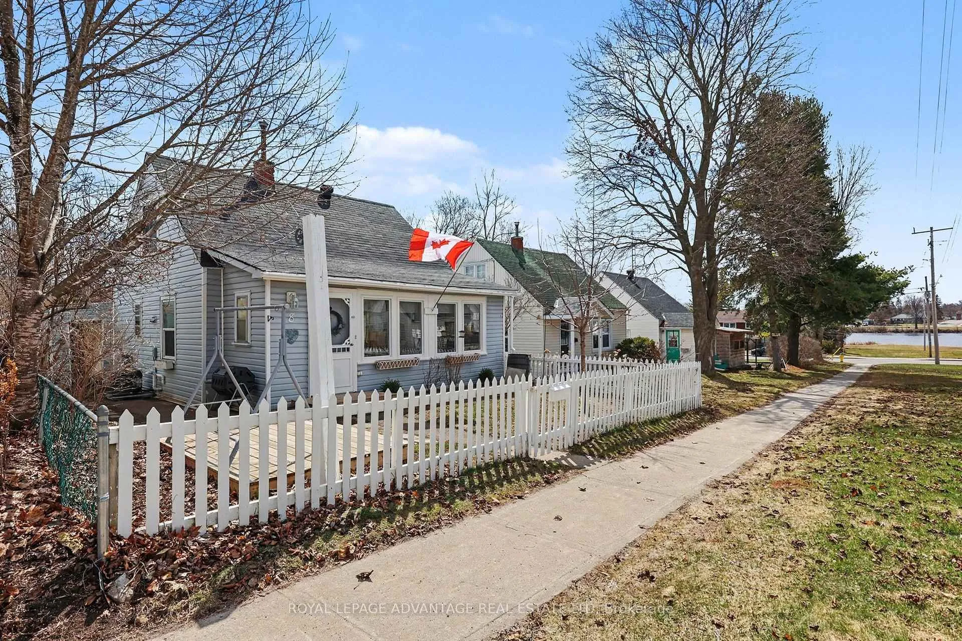 Photo 2 of 8 Roosevelt Drive, Smiths Falls — HOMEH