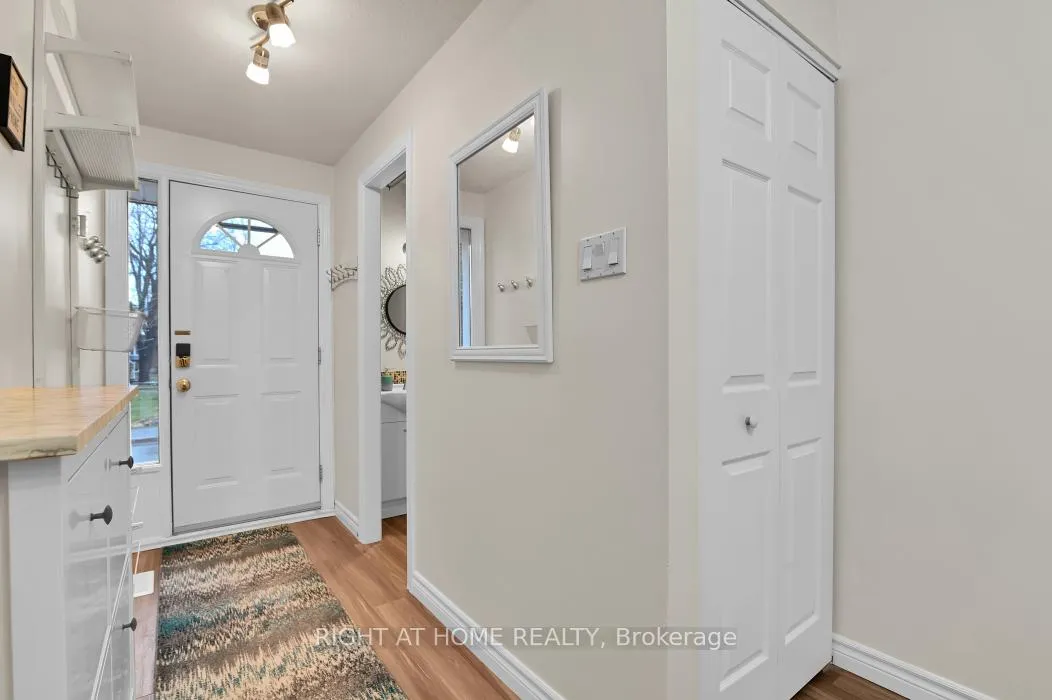 Photo 2 of Unit E, 1700 Lamoureux Drive E, Ottawa, Queenswood Heights South — HOMEH