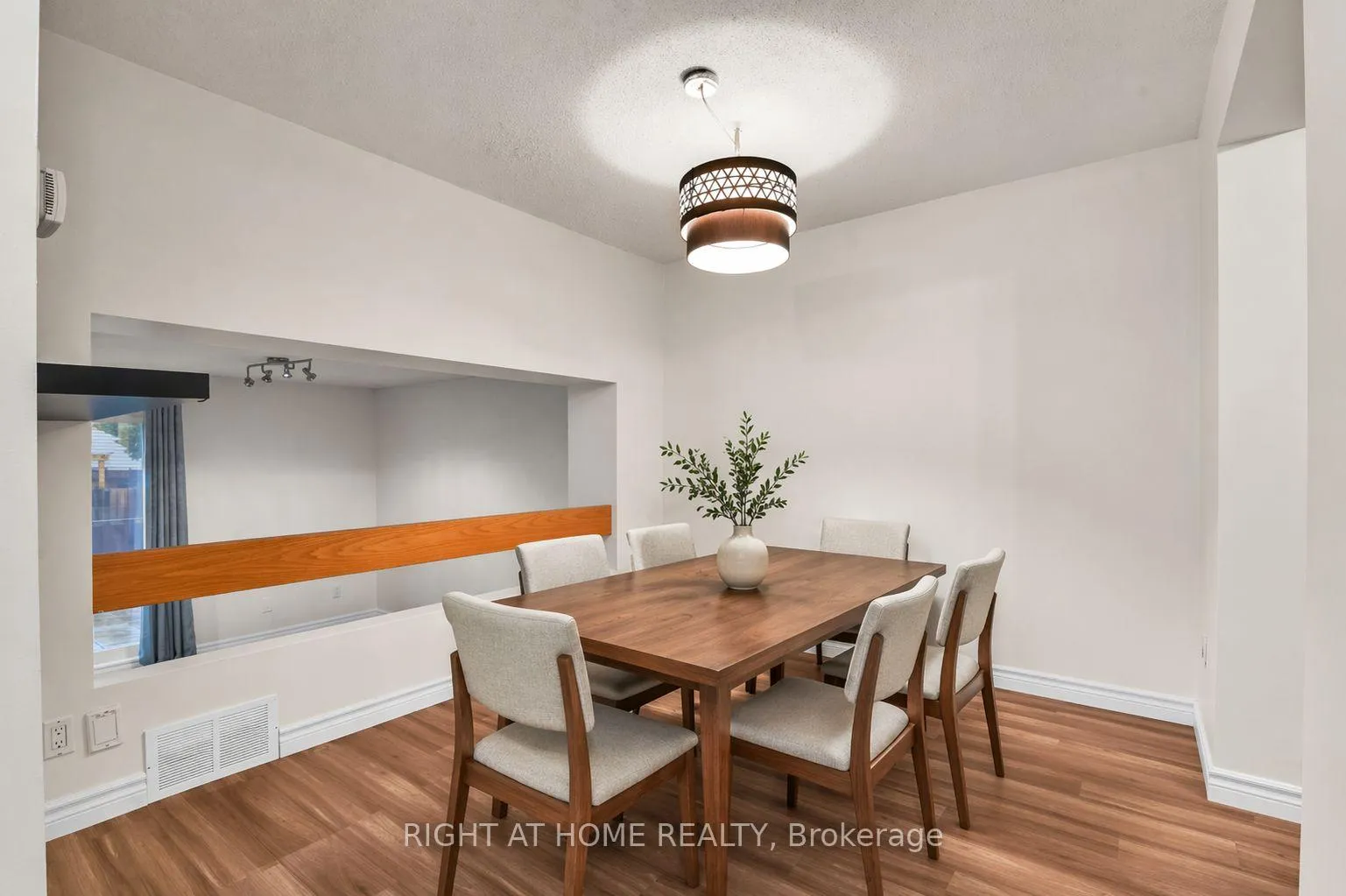 Photo 5 of Unit E, 1700 Lamoureux Drive E, Ottawa, Queenswood Heights South — HOMEH