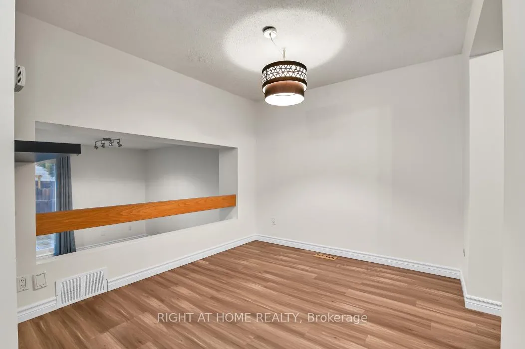 Photo 6 of Unit E, 1700 Lamoureux Drive E, Ottawa, Queenswood Heights South — HOMEH