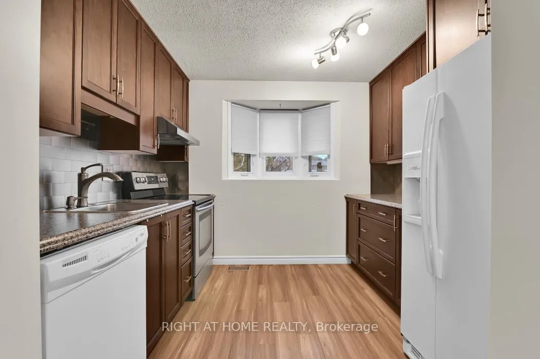Photo 7 of Unit E, 1700 Lamoureux Drive E, Ottawa, Queenswood Heights South — HOMEH