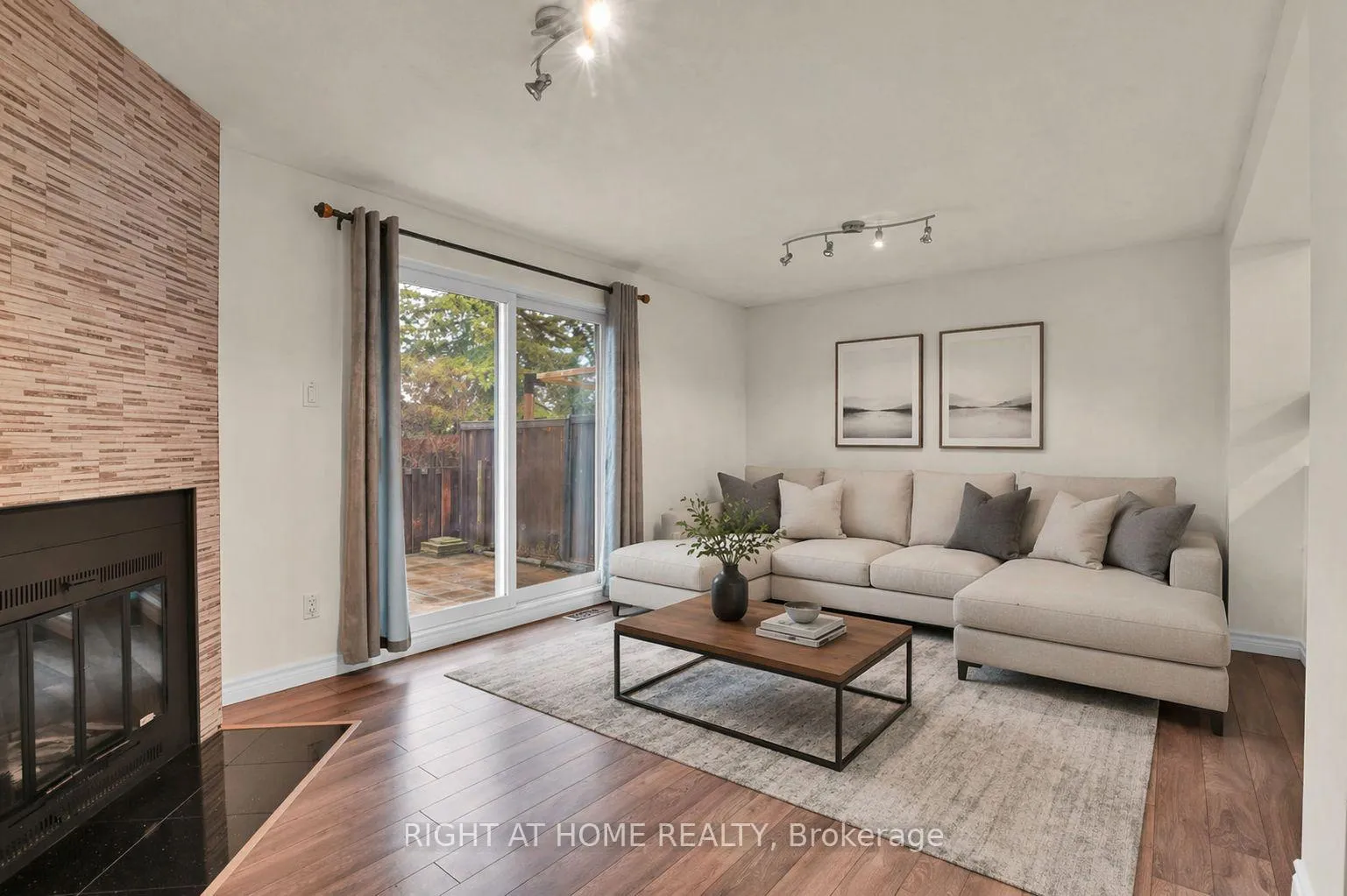 Photo 10 of Unit E, 1700 Lamoureux Drive E, Ottawa, Queenswood Heights South — HOMEH