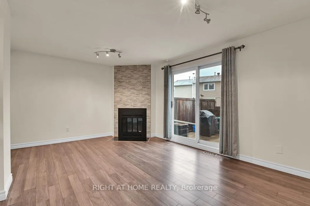 Photo 12 of Unit E, 1700 Lamoureux Drive E, Ottawa, Queenswood Heights South — HOMEH
