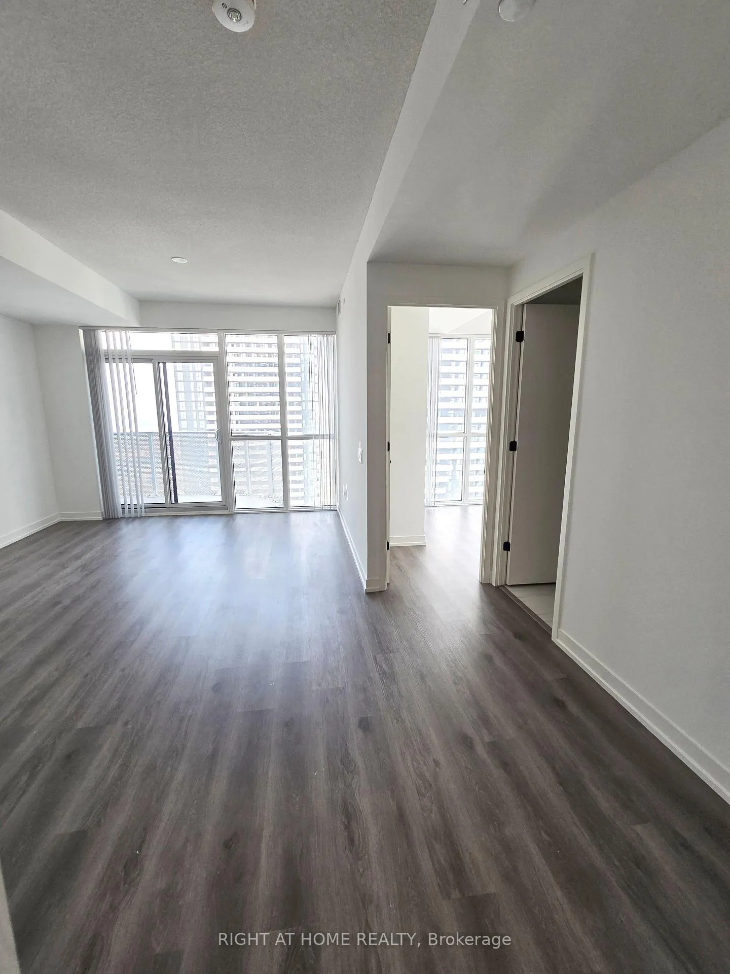 Photo 2 of Unit 3903, 28 Interchange Way, Vaughan, Vaughan Corporate Centre — HOMEH