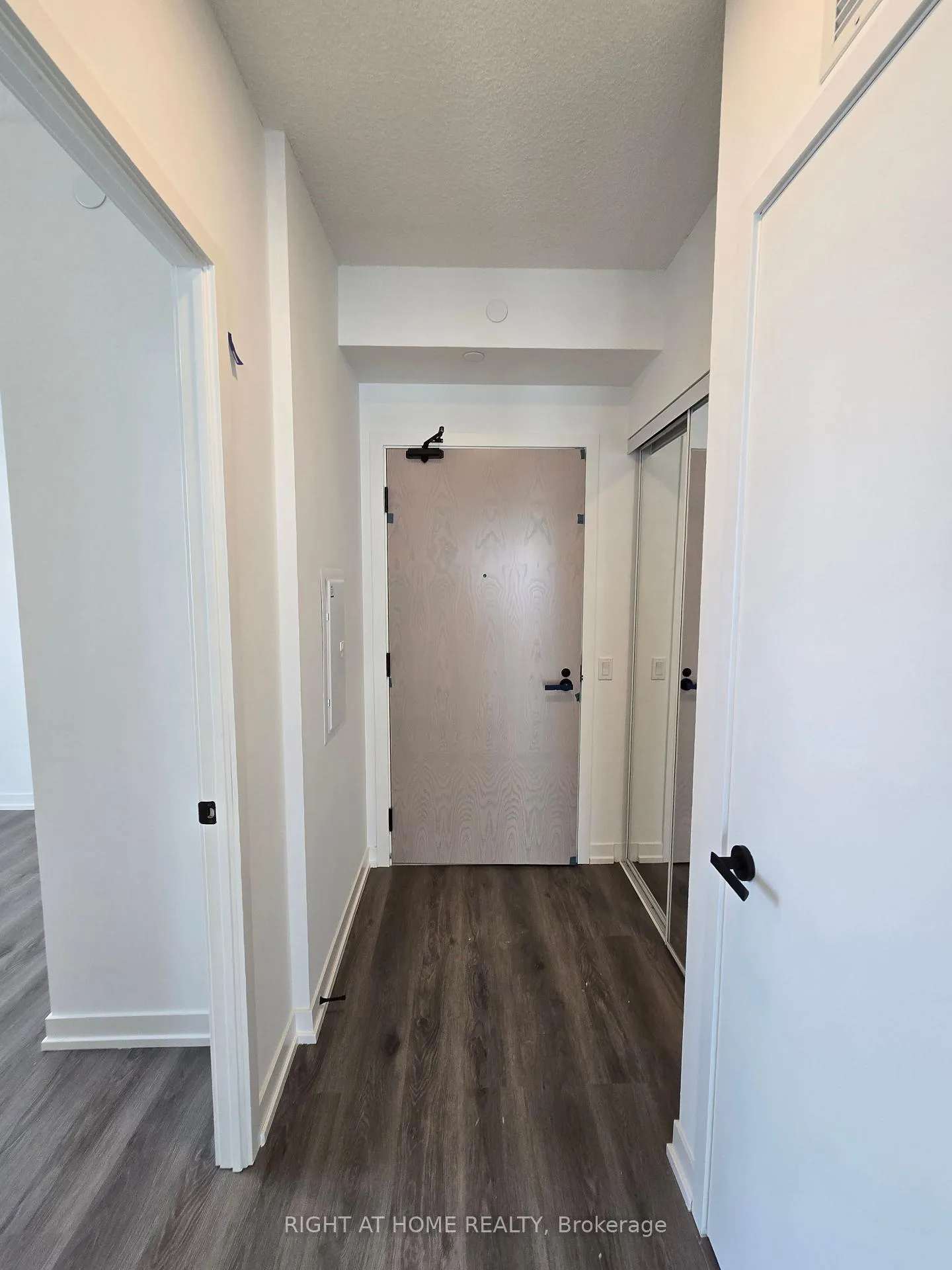 Photo 3 of Unit 3903, 28 Interchange Way, Vaughan, Vaughan Corporate Centre — HOMEH