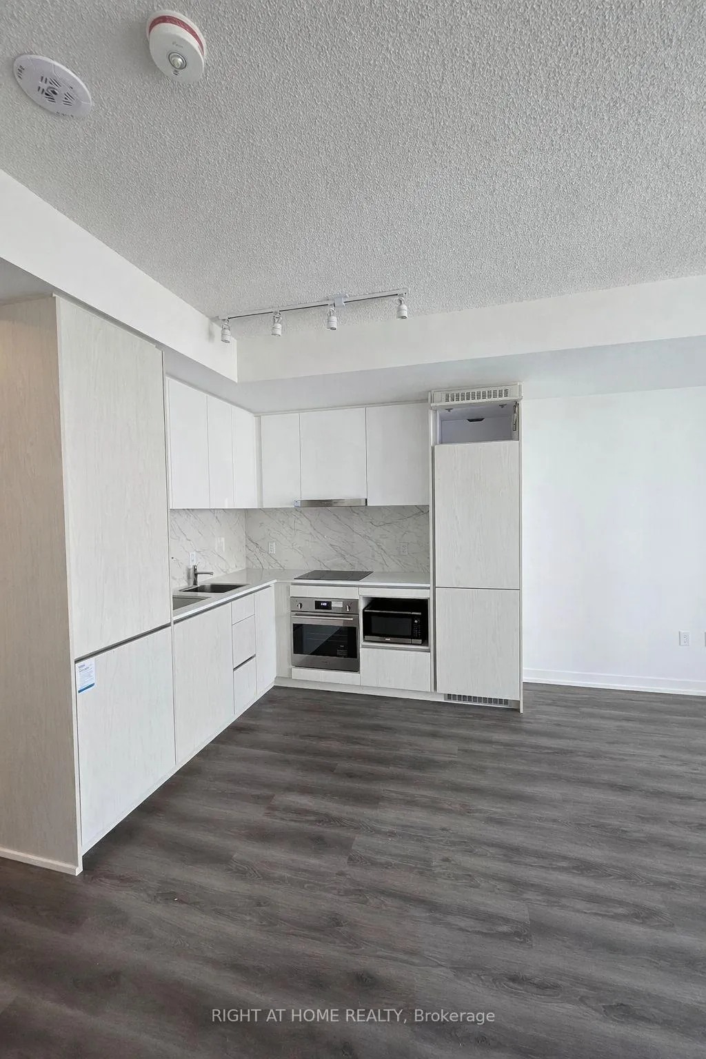 Photo 5 of Unit 3903, 28 Interchange Way, Vaughan, Vaughan Corporate Centre — HOMEH