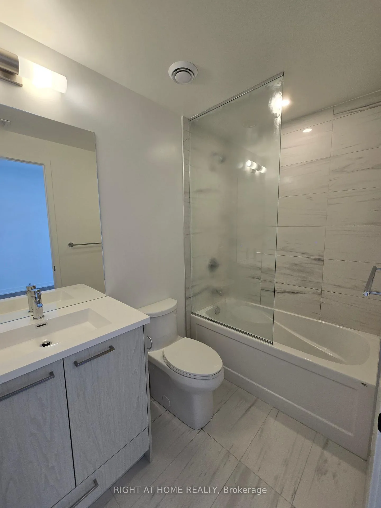 Photo 6 of Unit 3903, 28 Interchange Way, Vaughan, Vaughan Corporate Centre — HOMEH