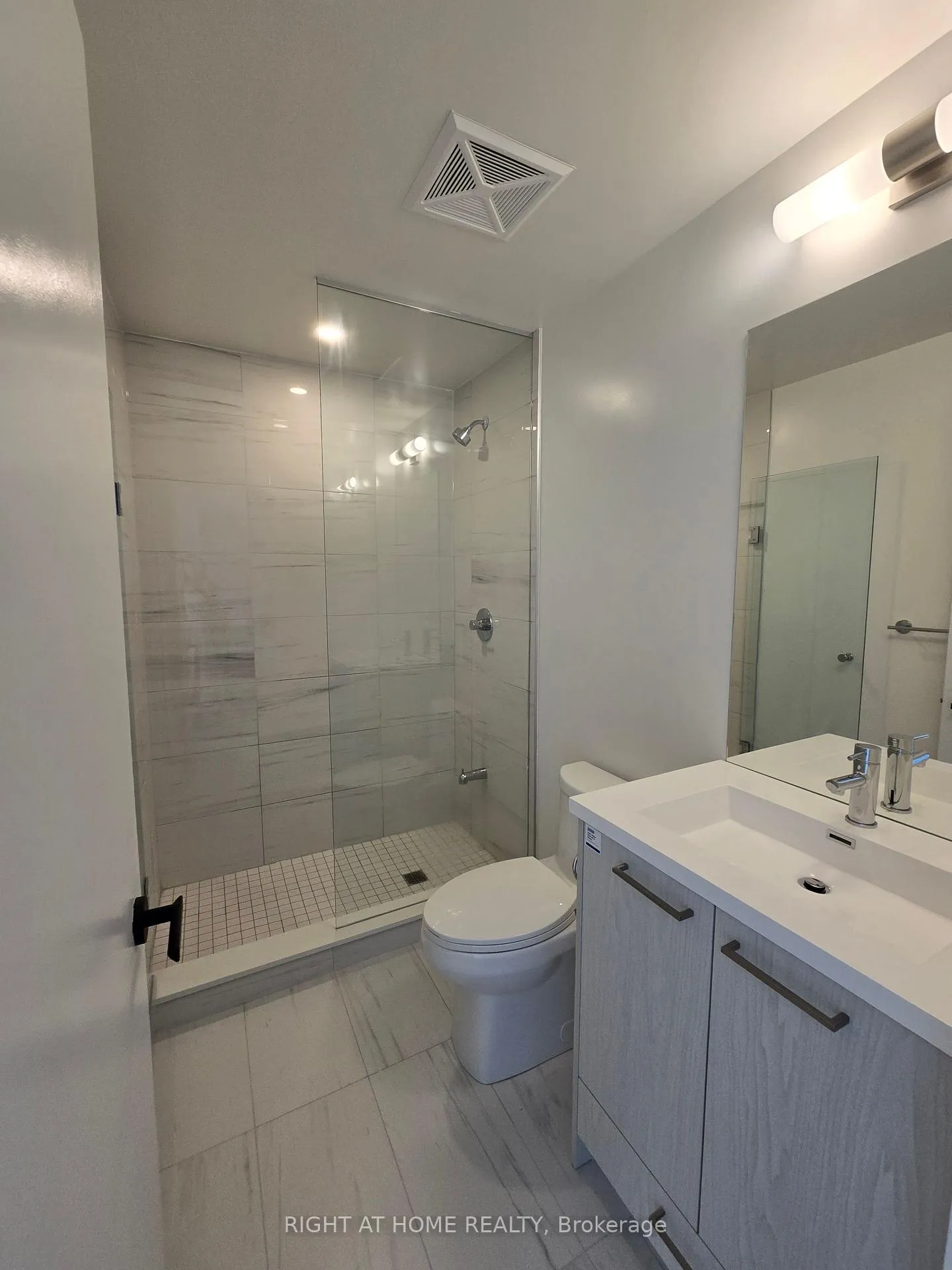 Photo 13 of Unit 3903, 28 Interchange Way, Vaughan, Vaughan Corporate Centre — HOMEH
