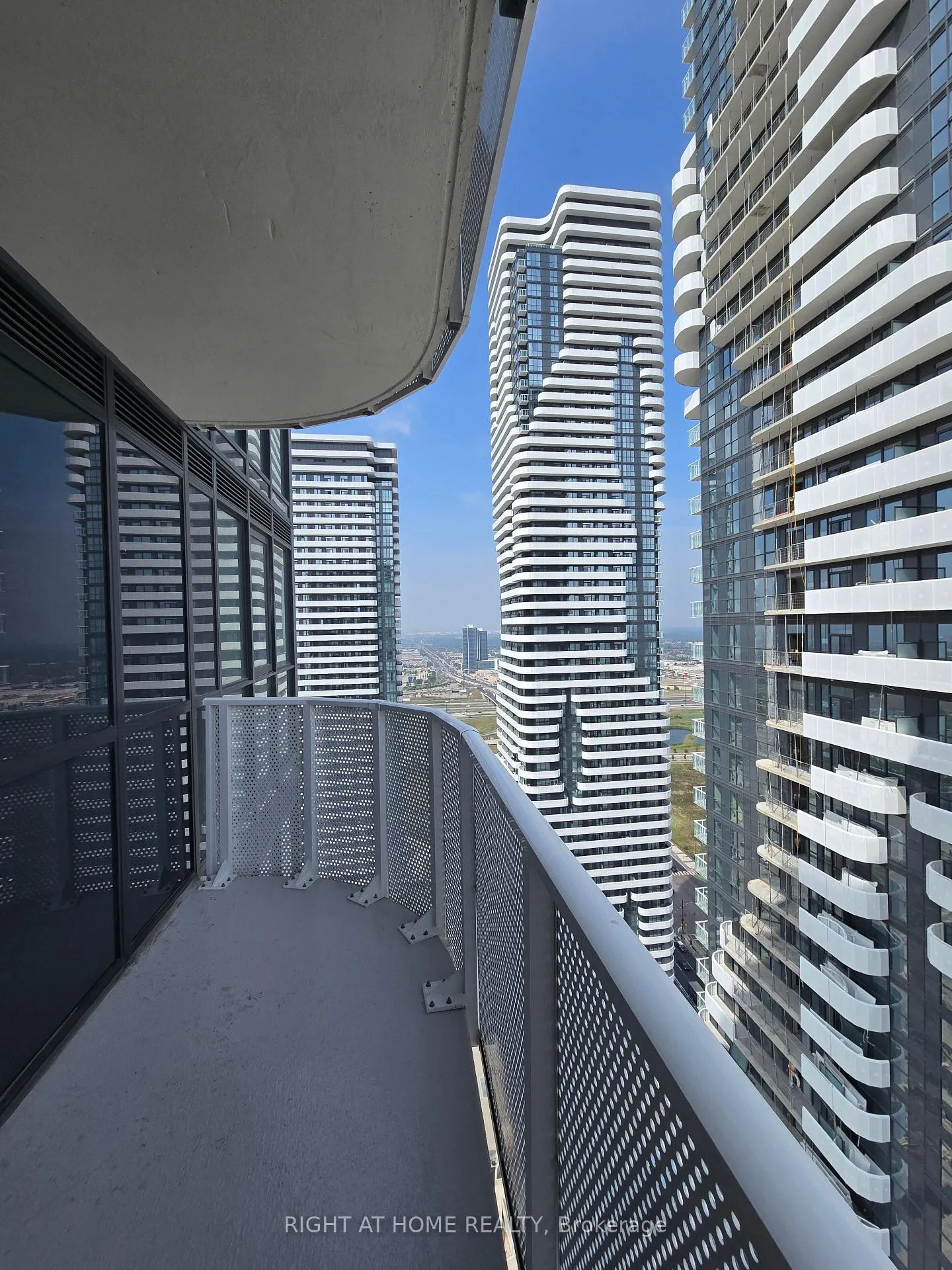 Photo 14 of Unit 3903, 28 Interchange Way, Vaughan, Vaughan Corporate Centre — HOMEH