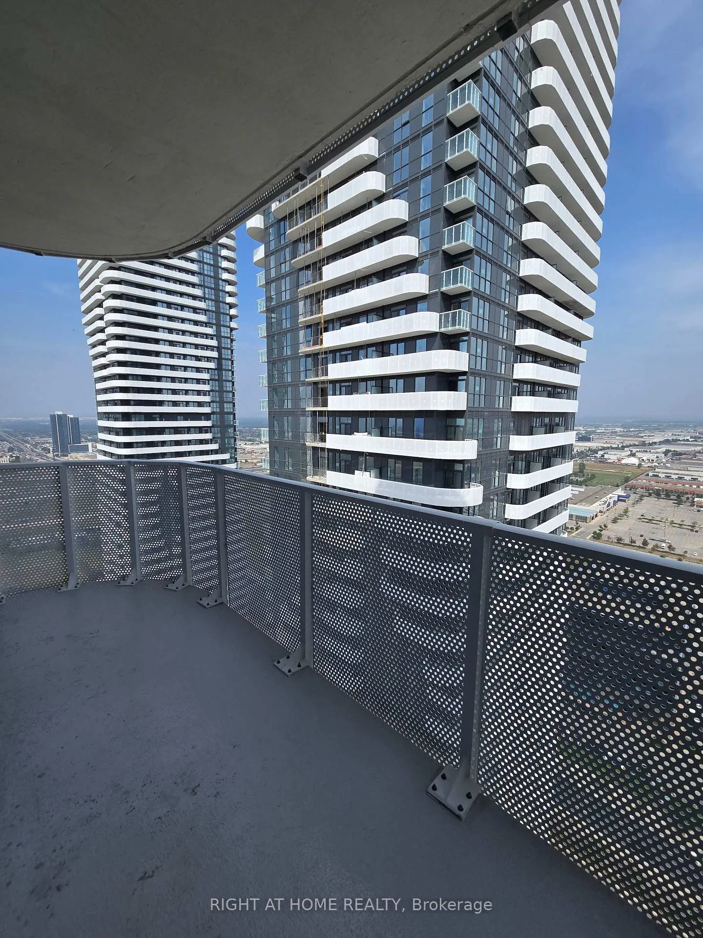 Photo 15 of Unit 3903, 28 Interchange Way, Vaughan, Vaughan Corporate Centre — HOMEH