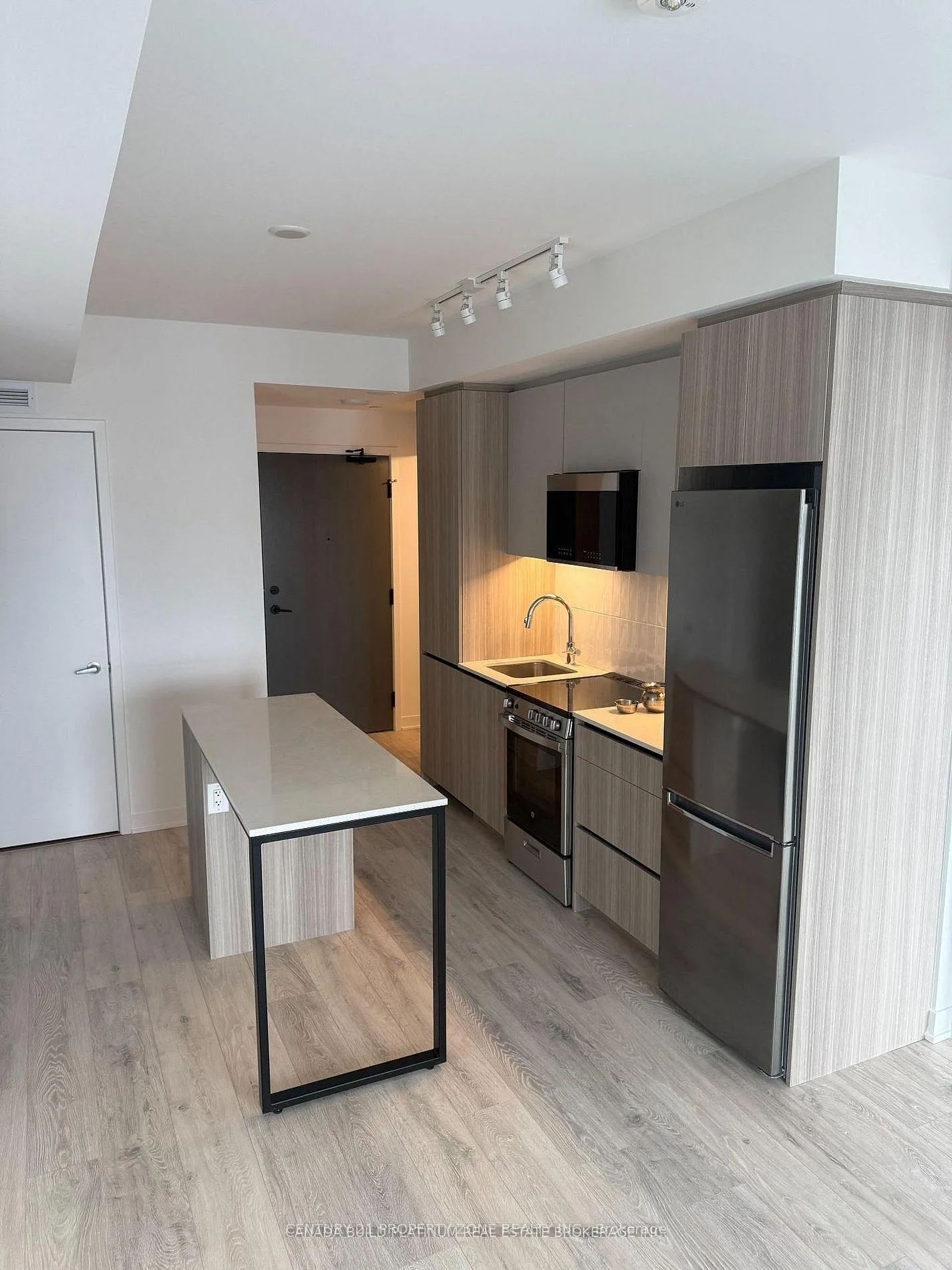 Photo 3 of Unit 901, 10 All Nations Drive, Brampton, Northwest Brampton — HOMEH