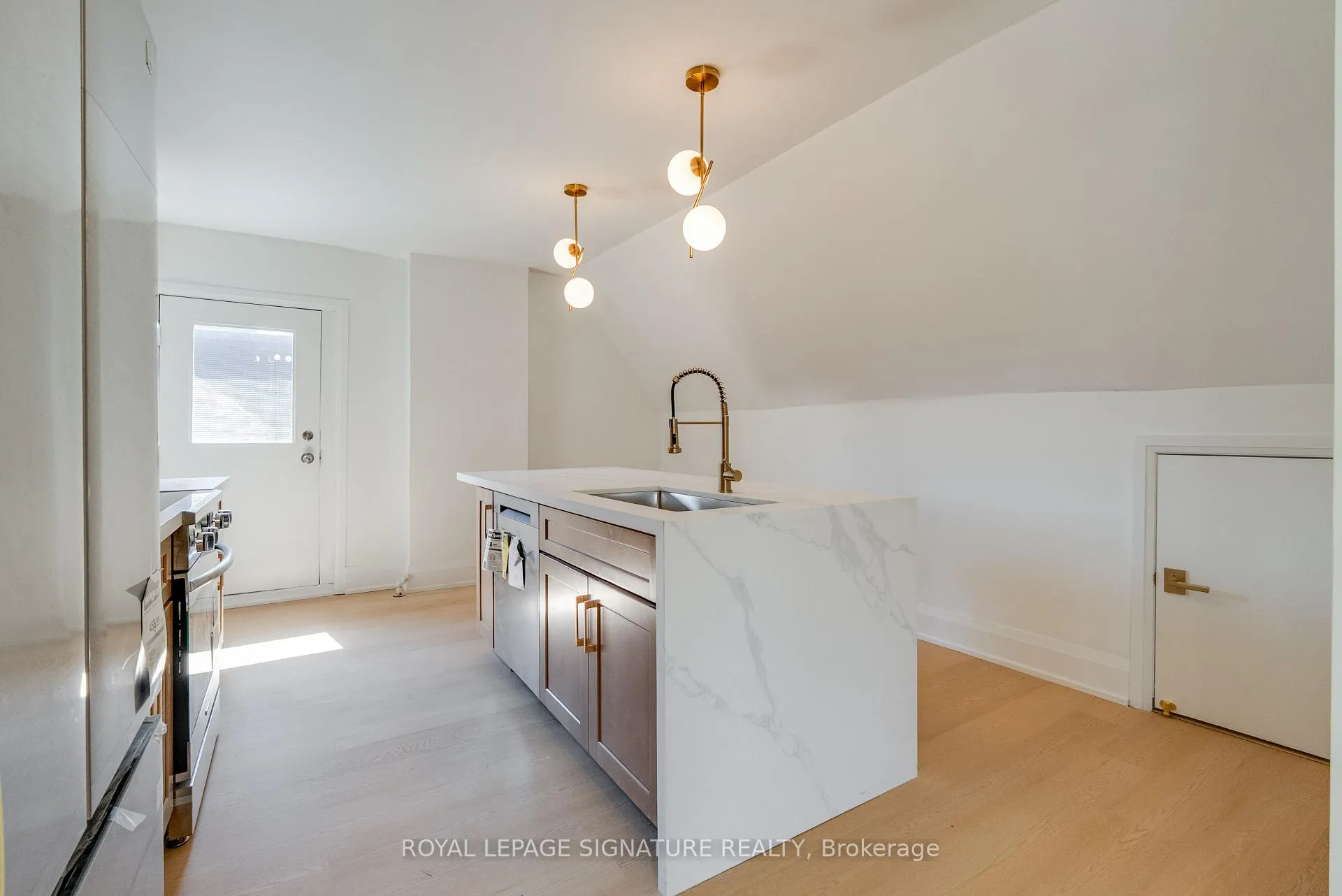 Photo 6 of Unit 3, 1 Bellwoods Park, Toronto, Trinity-Bellwoods — HOMEH