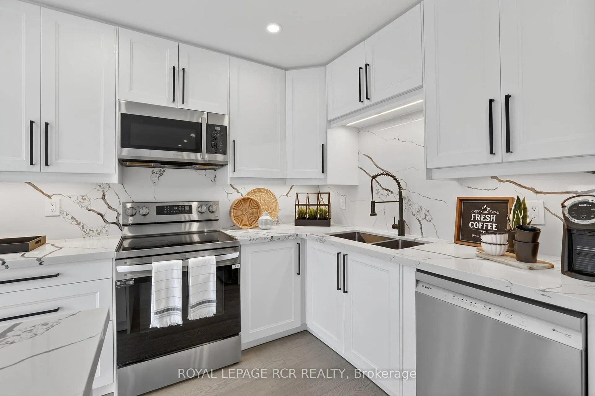 Photo 14 of 186 Patna Crescent, Vaughan, Maple — HOMEH