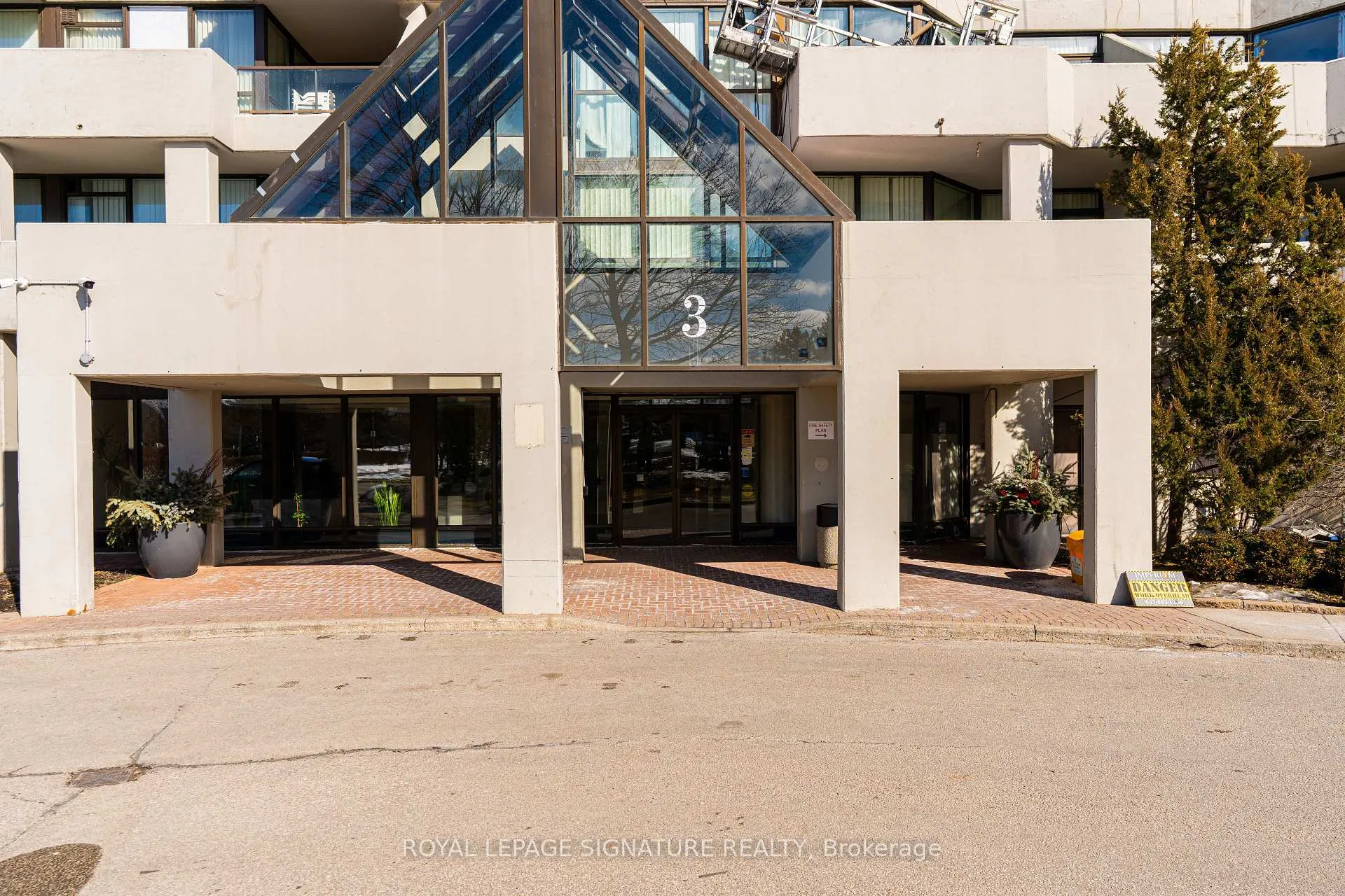Photo 2 of Unit 1906, 3 Rowntree Road, Etobicoke, Mount Olive-Silverstone-Jamestown — HOMEH