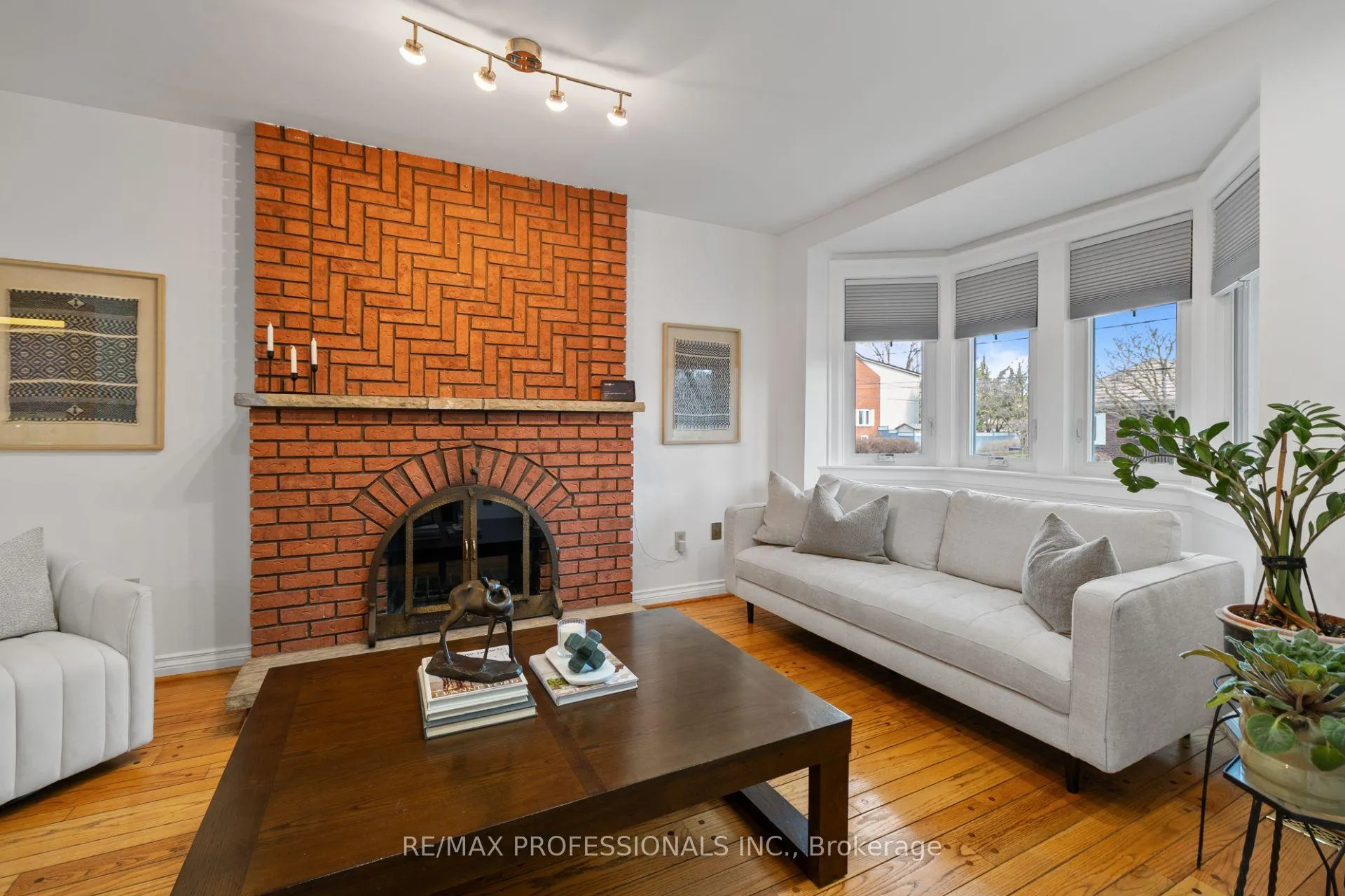Photo 4 of 82 Fifth Street, Etobicoke, New Toronto — HOMEH