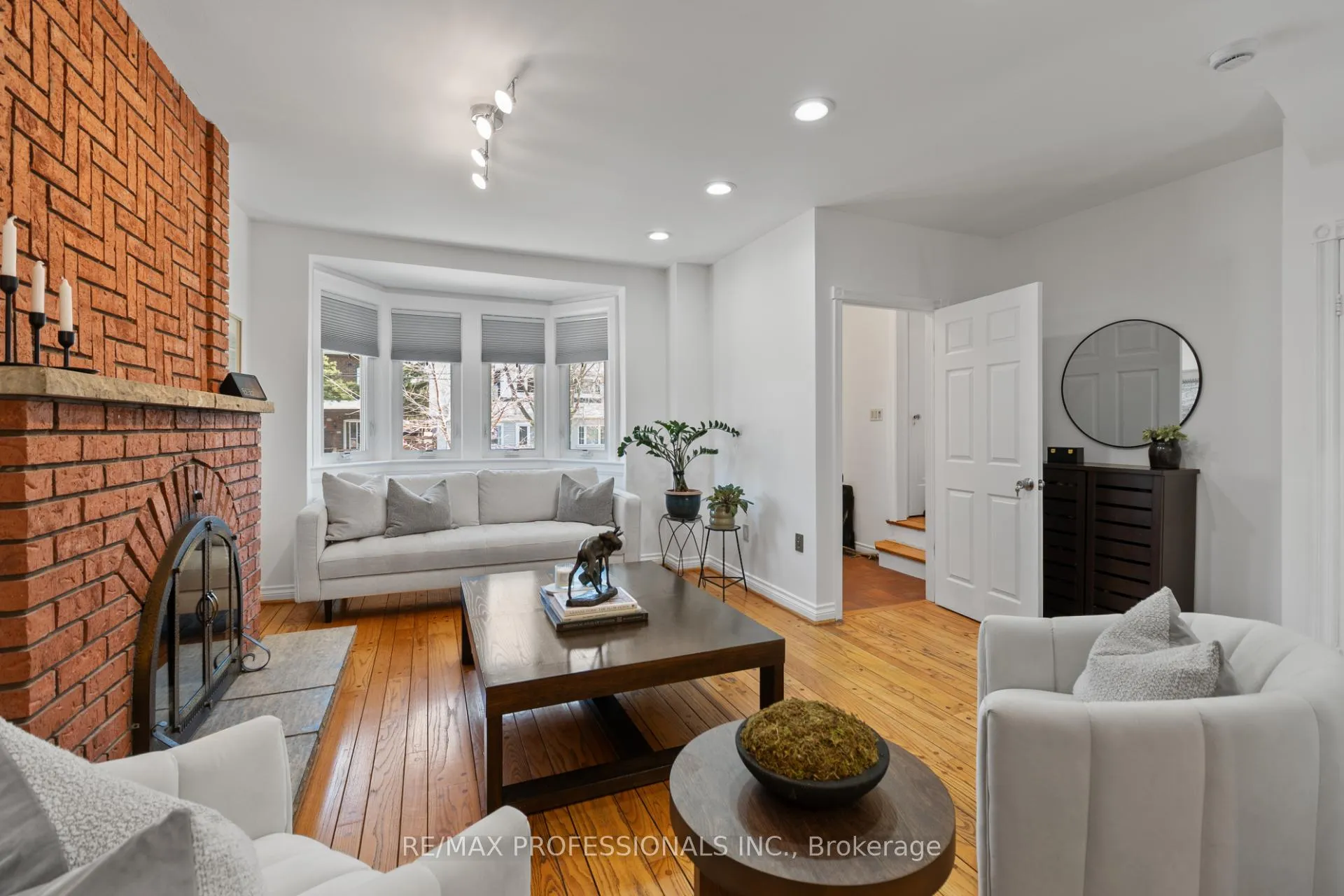 Photo 5 of 82 Fifth Street, Etobicoke, New Toronto — HOMEH