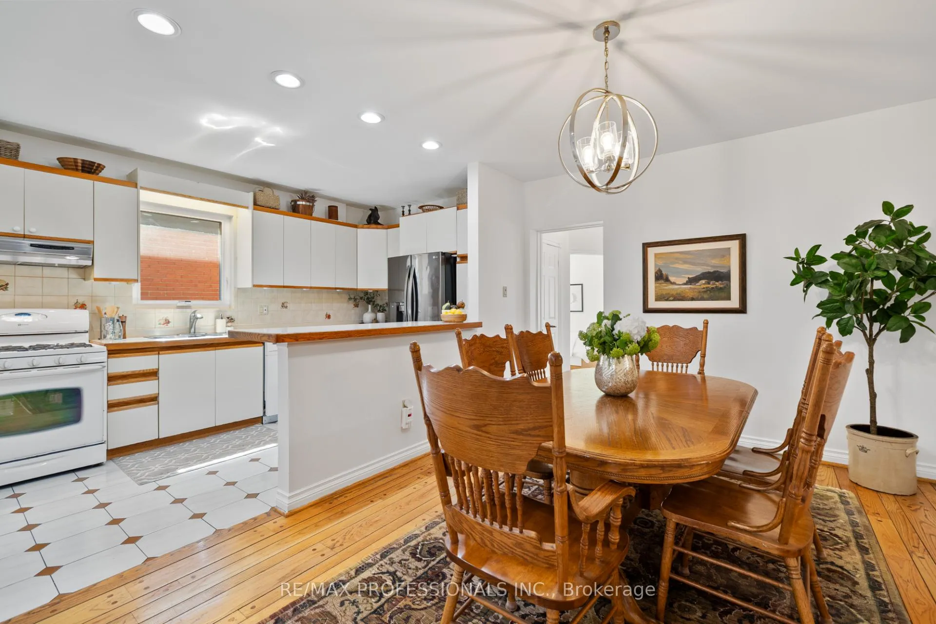 Photo 8 of 82 Fifth Street, Etobicoke, New Toronto — HOMEH