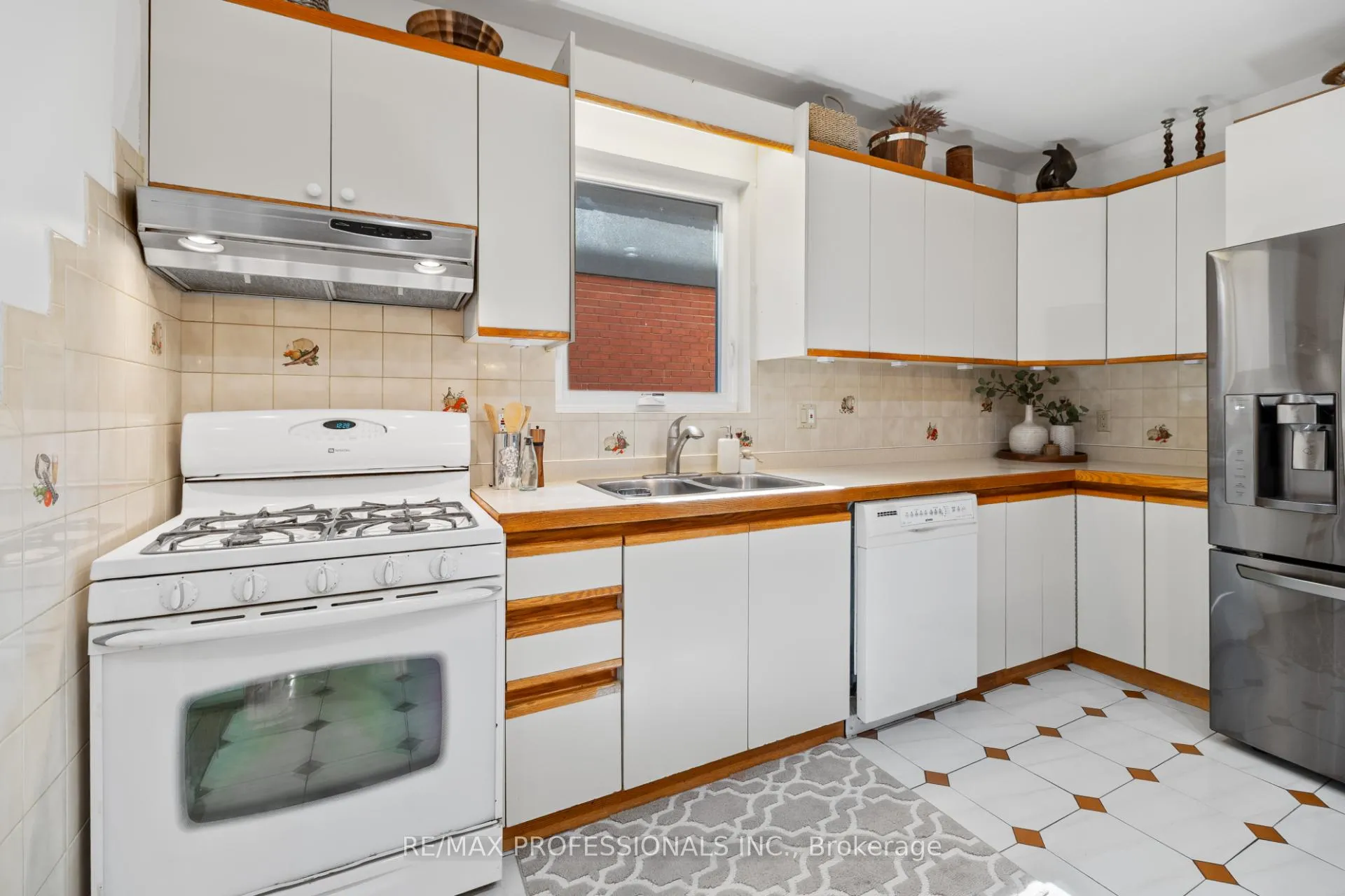 Photo 10 of 82 Fifth Street, Etobicoke, New Toronto — HOMEH