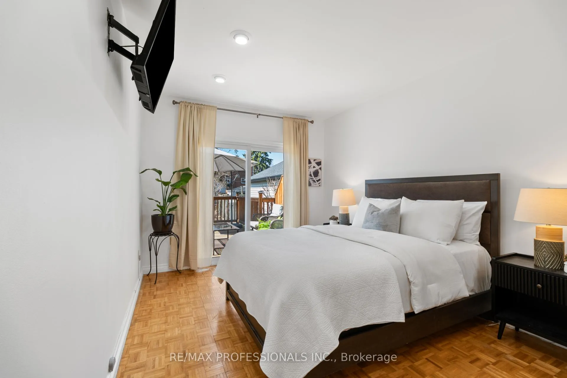 Photo 11 of 82 Fifth Street, Etobicoke, New Toronto — HOMEH