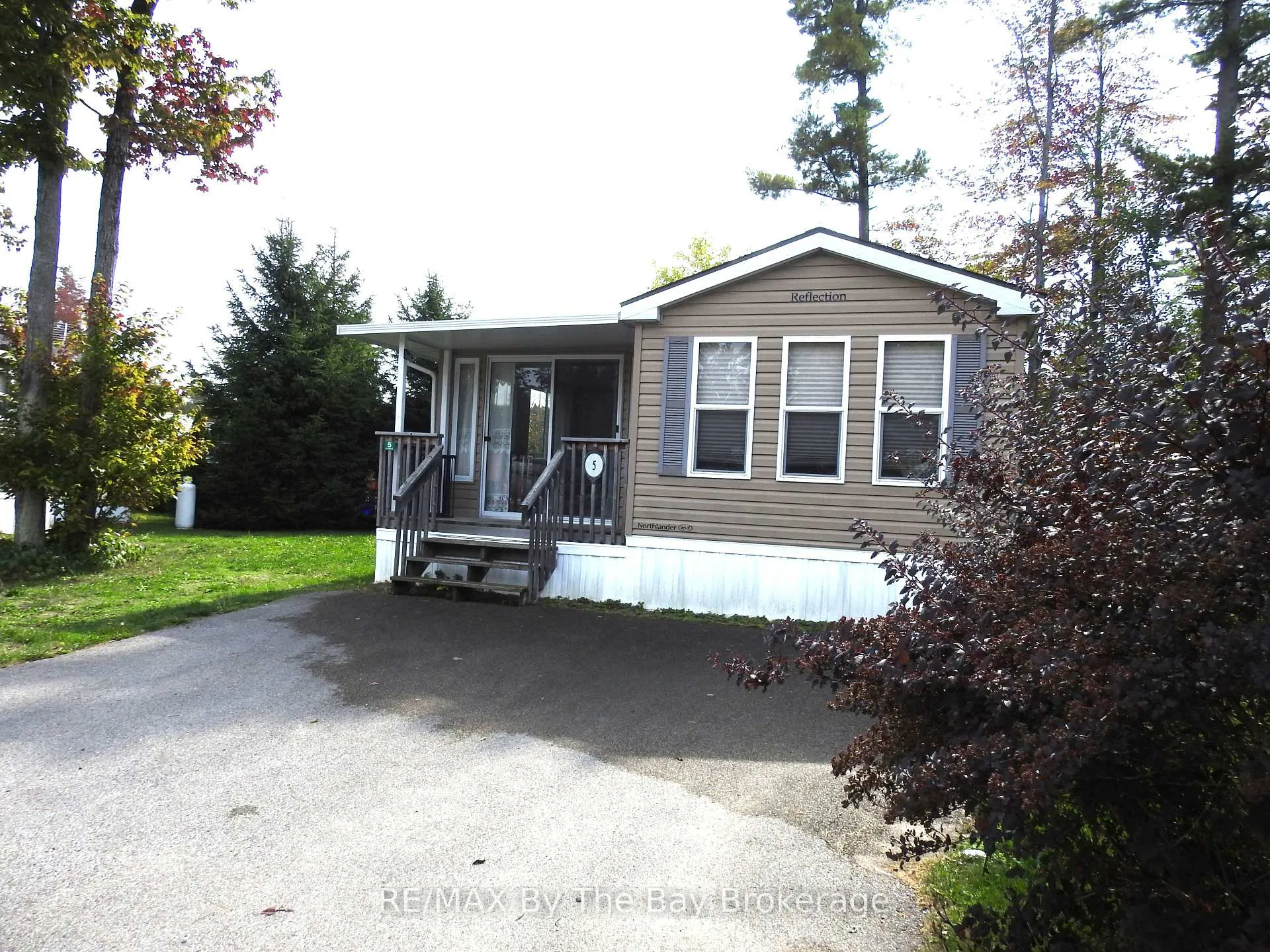 Photo 2 of 5 Nipagon Circle, Wasaga Beach — HOMEH