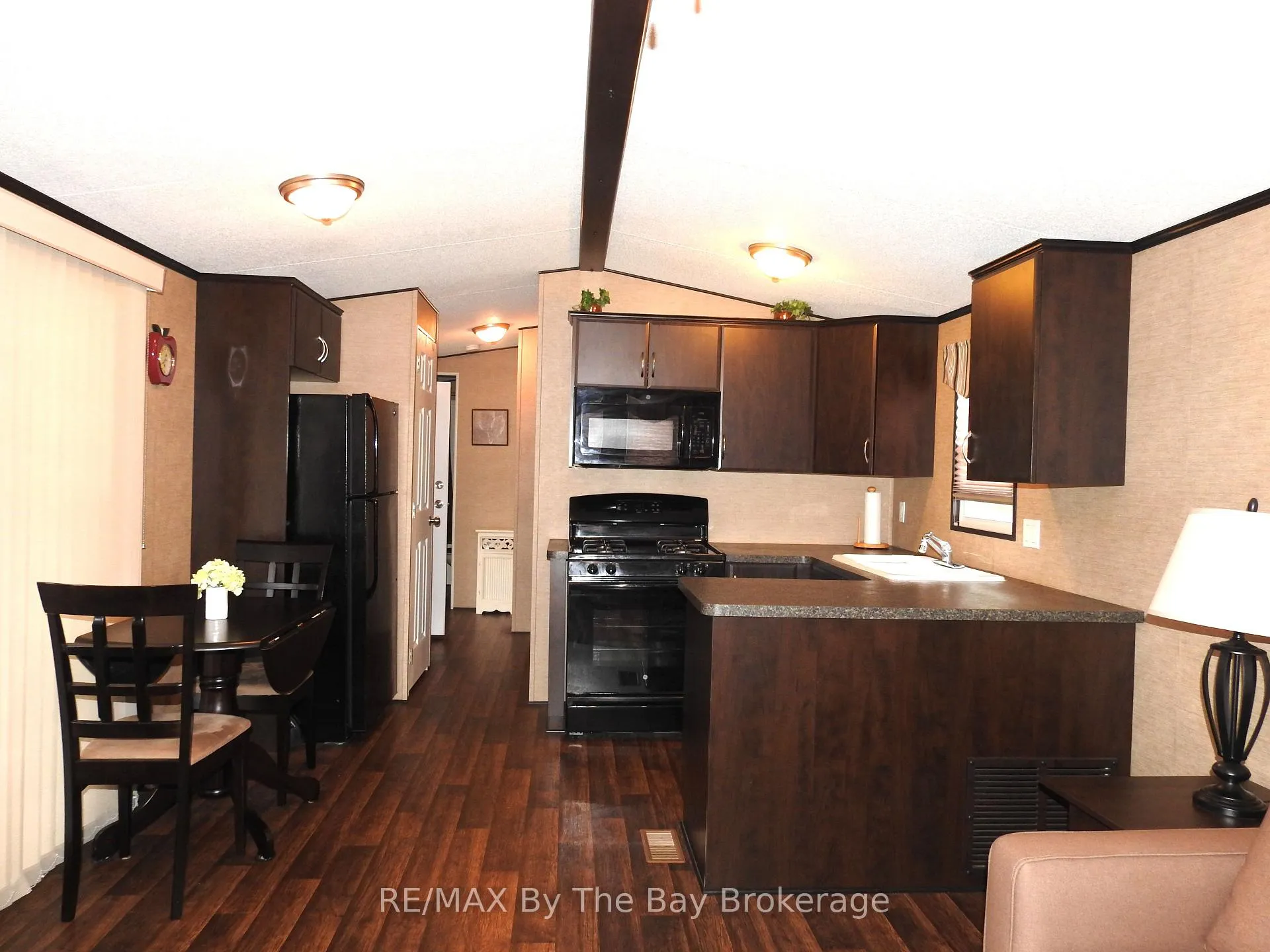 Photo 3 of 5 Nipagon Circle, Wasaga Beach — HOMEH