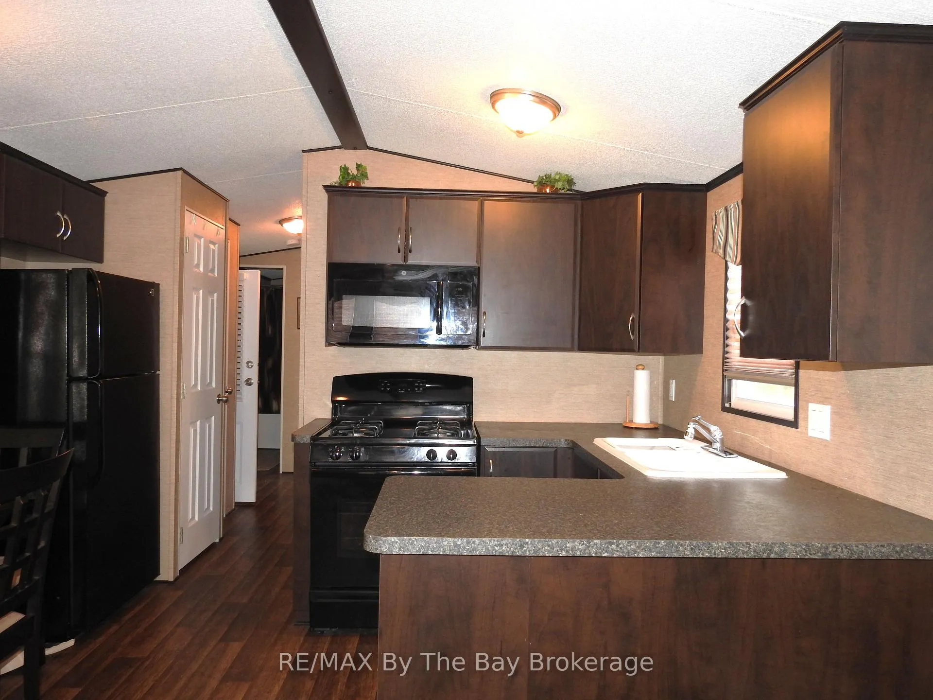 Photo 4 of 5 Nipagon Circle, Wasaga Beach — HOMEH