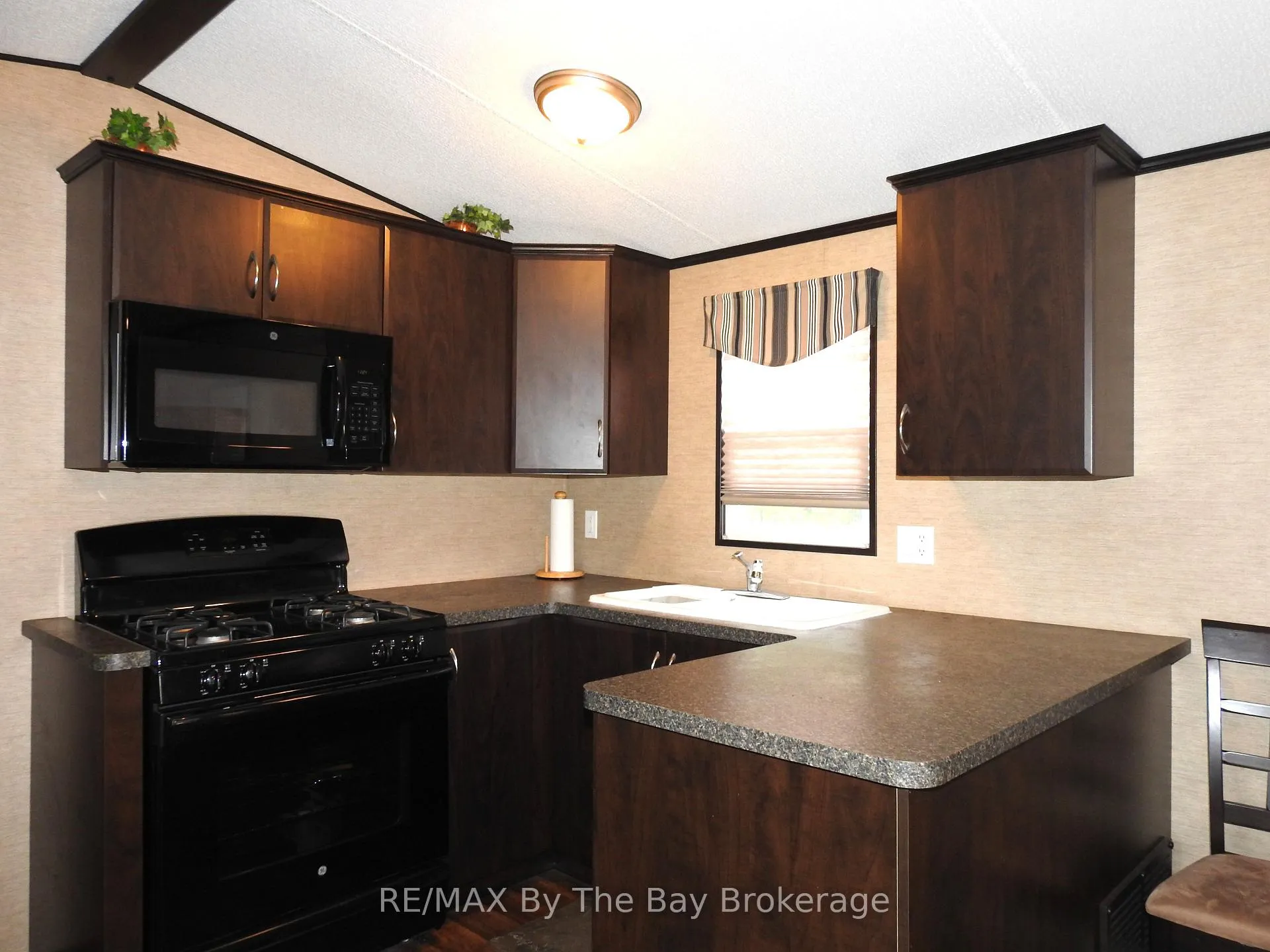 Photo 5 of 5 Nipagon Circle, Wasaga Beach — HOMEH