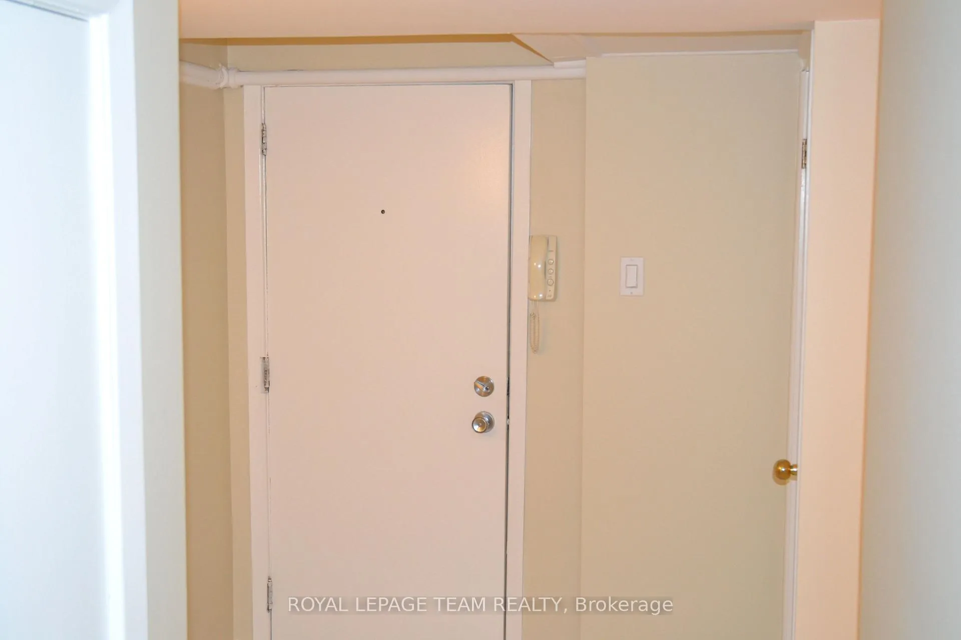 Photo 2 of Unit 4, 1089 North River Road, Ottawa, Overbrook — HOMEH