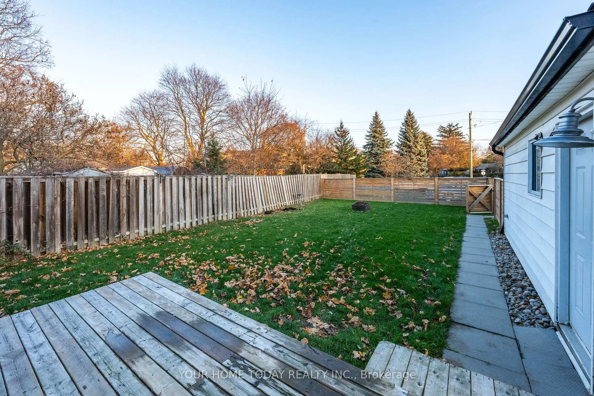 Photo 24 of 29 Normandy Boulevard, Halton Hills, Georgetown — HOMEH