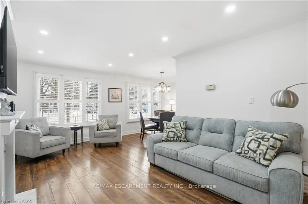 Photo 9 of 697 Lomond Crescent, Burlington, Shoreacres — HOMEH