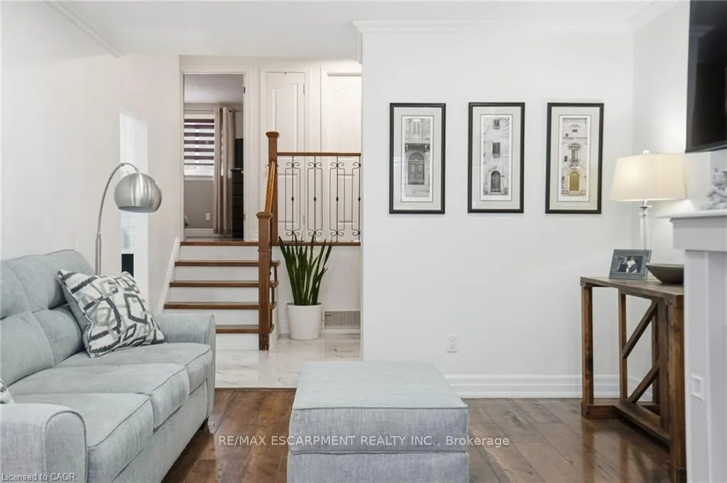 Photo 10 of 697 Lomond Crescent, Burlington, Shoreacres — HOMEH