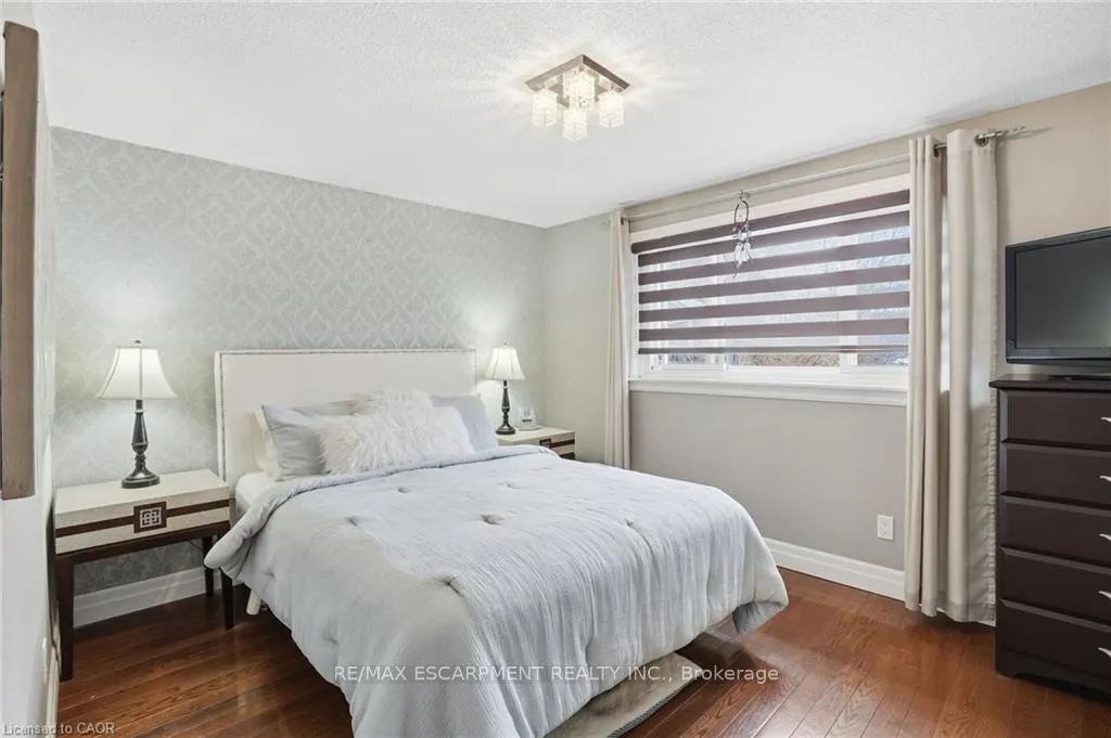 Photo 23 of 697 Lomond Crescent, Burlington, Shoreacres — HOMEH