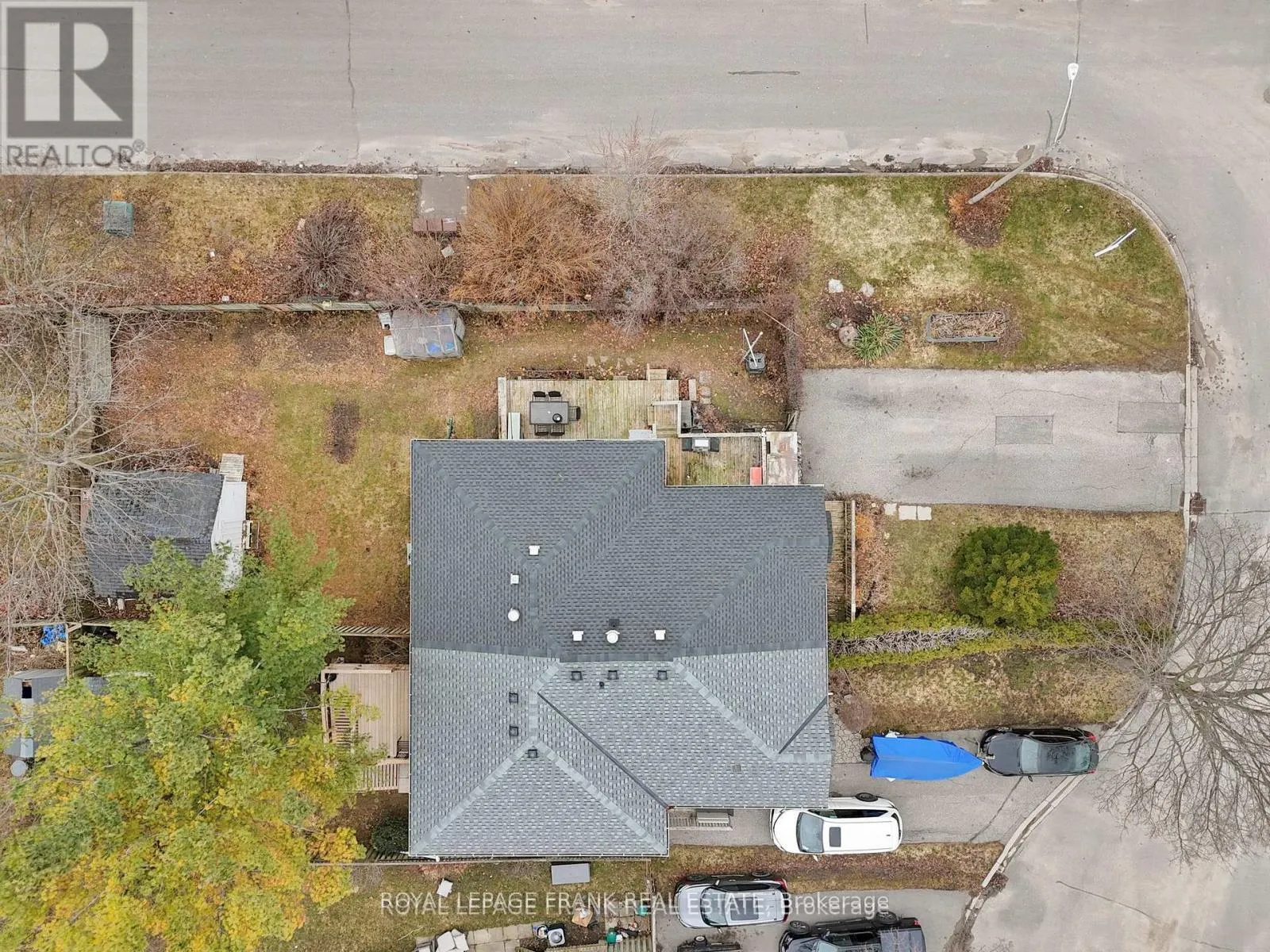 Photo 3 of 2 Fairbairn Court, Clarington, Bowmanville — HOMEH