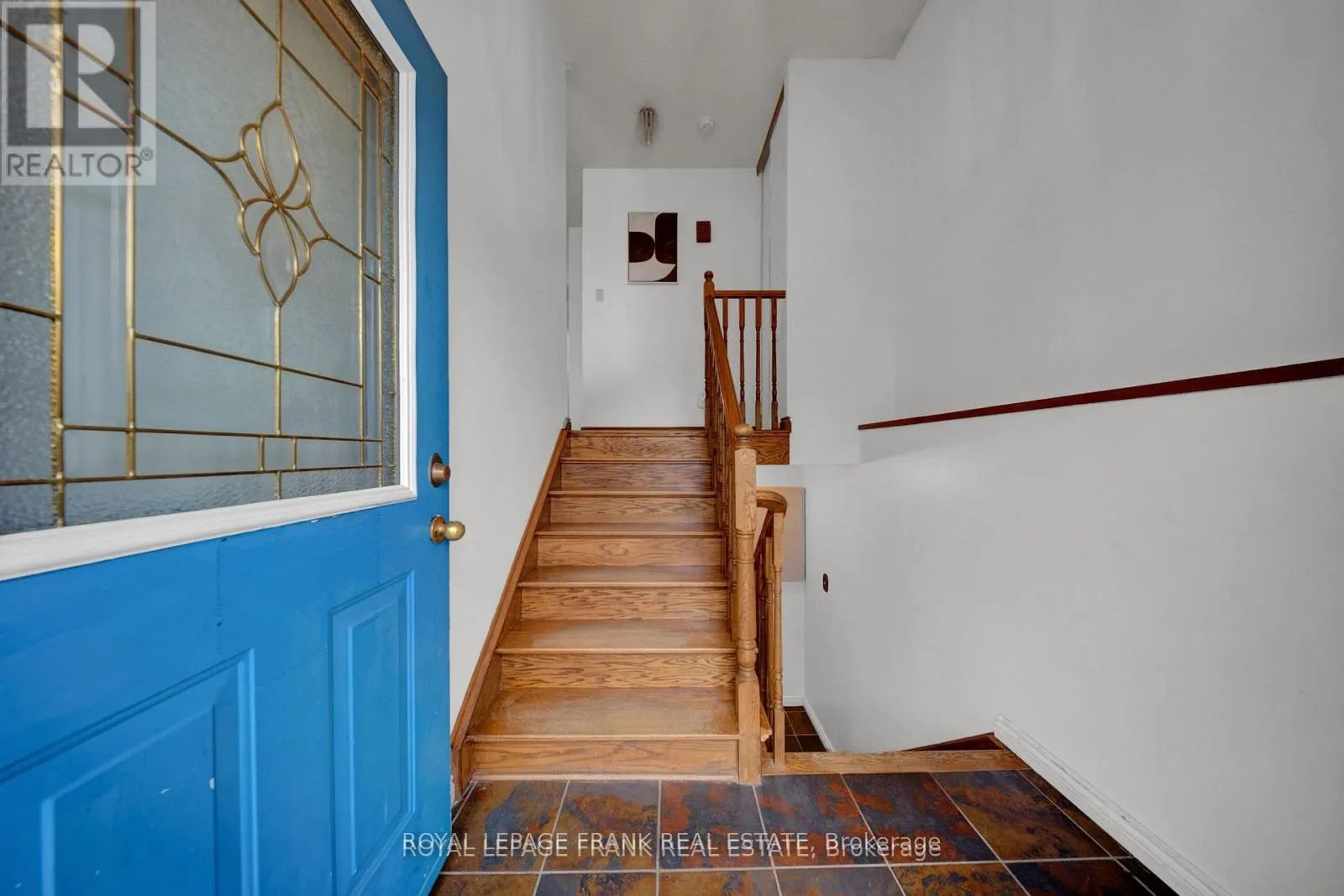 Photo 4 of 2 Fairbairn Court, Clarington, Bowmanville — HOMEH