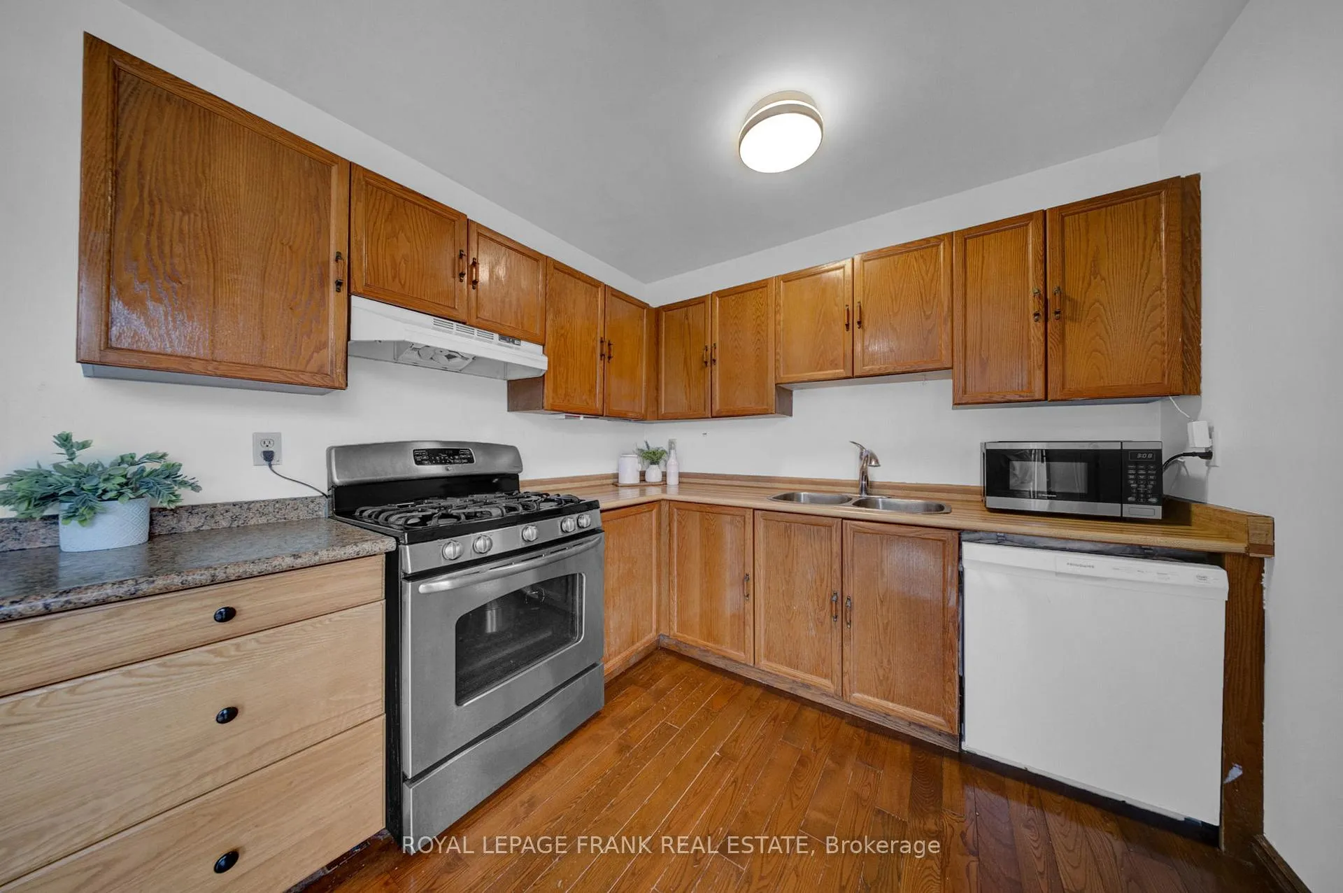 Photo 11 of 2 Fairbairn Court, Clarington, Bowmanville — HOMEH