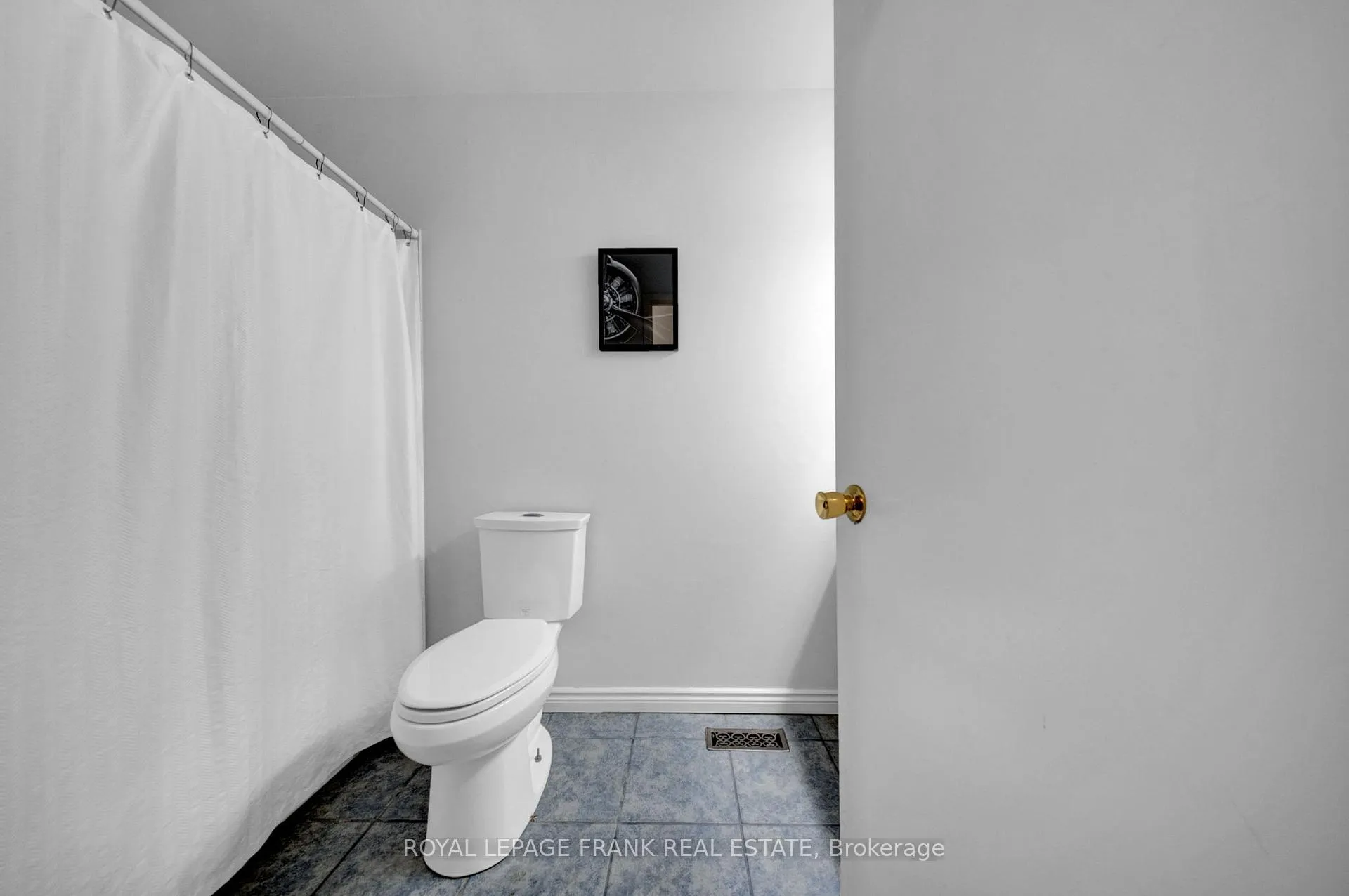 Photo 18 of 2 Fairbairn Court, Clarington, Bowmanville — HOMEH